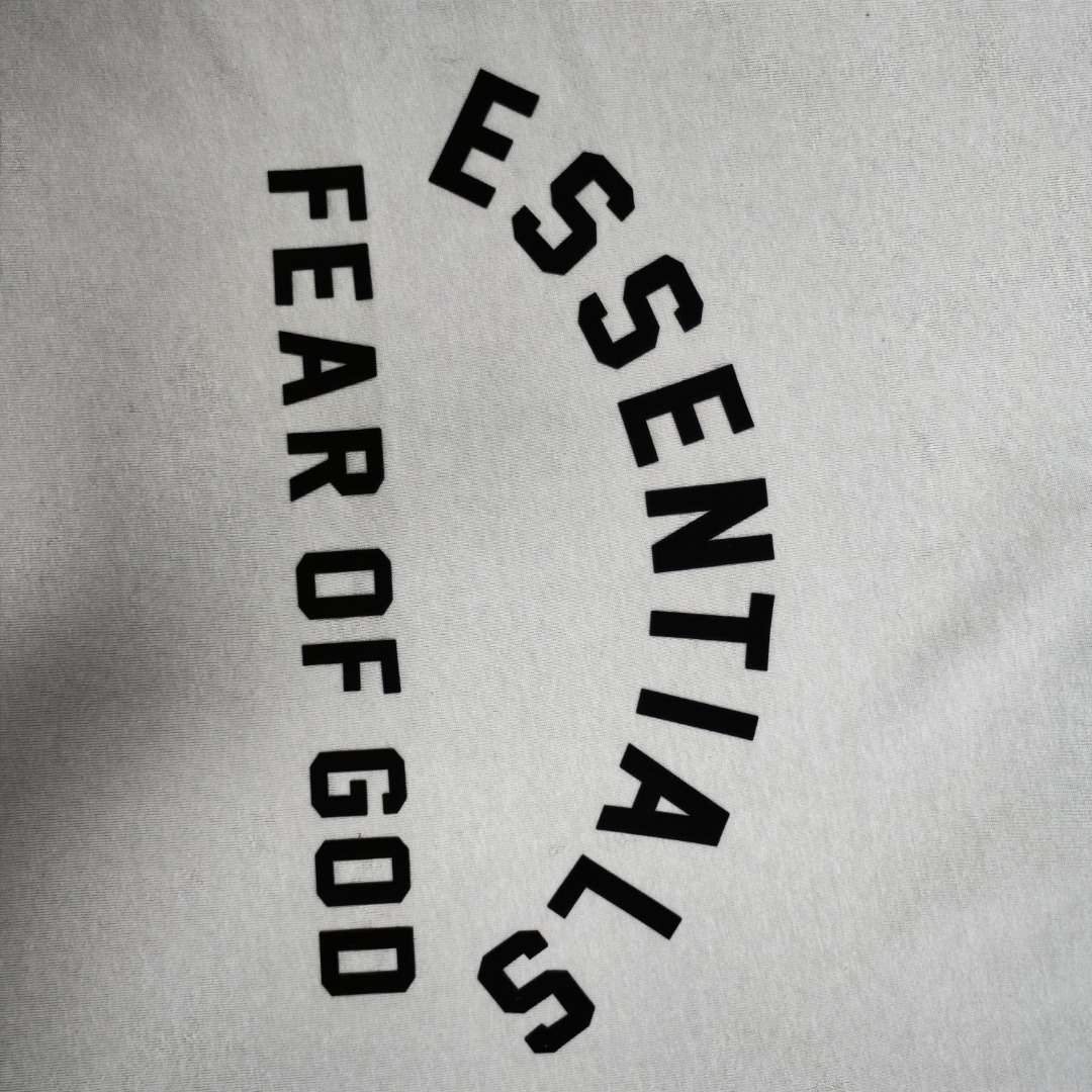 86💰【高级米】顶级版本fear of god fog essentials复线23ss最新款硅胶植绒字母印花短袖
猫眼反光硅胶印花,给人眼前一亮!光夜如新!
全新的一季、全新的细节设计风格、胸前饰有现代
essen-tials橡胶徽标触感升华美丽绒、细节标签后领处缝有essen-tials橡胶标签彰显细节、采用32支双纱240克精纺棉面制作、面料表面蚀毛处理手感顺滑细腻、上手效果非常不错、透气舒适、全新黑化主标、后背硅胶标有是全黑、一种神秘感和炫酷感。上身效果特别棒。
尺码:S-XL
颜色:高级米