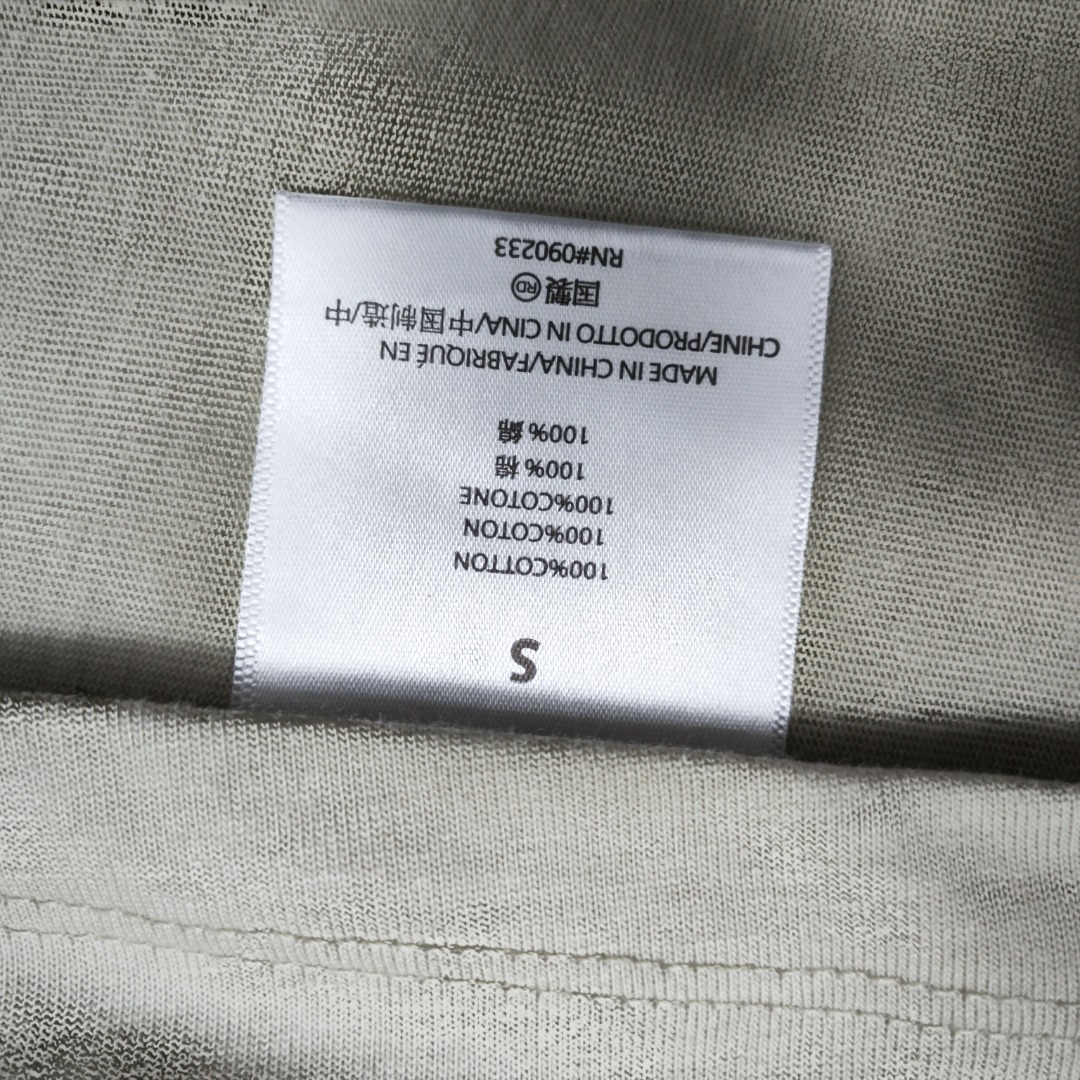 86💰【高级米】顶级版本fear of god fog essentials复线23ss最新款硅胶植绒字母印花短袖
猫眼反光硅胶印花,给人眼前一亮!光夜如新!
全新的一季、全新的细节设计风格、胸前饰有现代
essen-tials橡胶徽标触感升华美丽绒、细节标签后领处缝有essen-tials橡胶标签彰显细节、采用32支双纱240克精纺棉面制作、面料表面蚀毛处理手感顺滑细腻、上手效果非常不错、透气舒适、全新黑化主标、后背硅胶标有是全黑、一种神秘感和炫酷感。上身效果特别棒。
尺码:S-XL
颜色:高级米