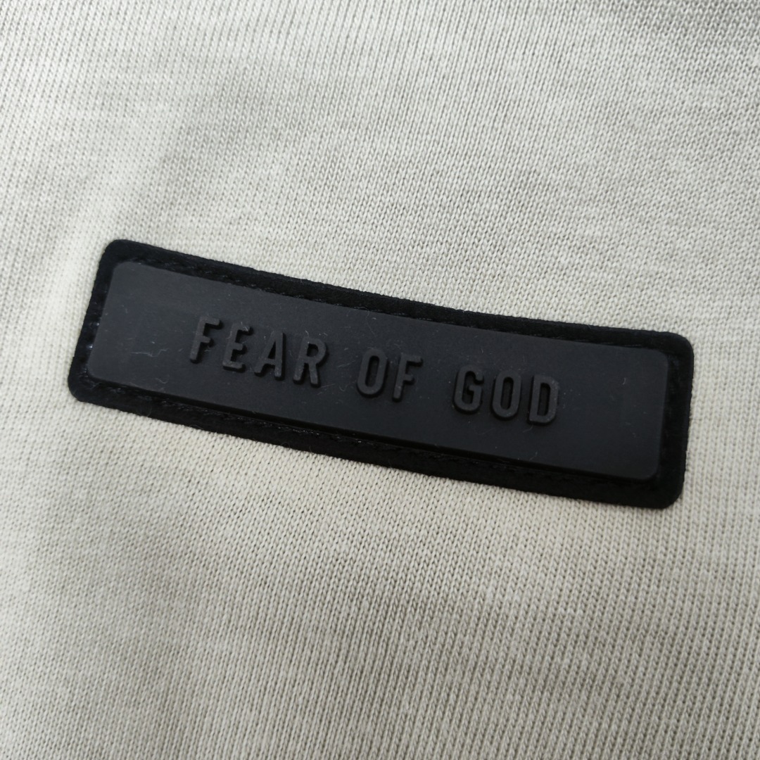 86💰【高级米】顶级版本fear of god fog essentials复线23ss最新款硅胶植绒字母印花短袖
猫眼反光硅胶印花,给人眼前一亮!光夜如新!
全新的一季、全新的细节设计风格、胸前饰有现代
essen-tials橡胶徽标触感升华美丽绒、细节标签后领处缝有essen-tials橡胶标签彰显细节、采用32支双纱240克精纺棉面制作、面料表面蚀毛处理手感顺滑细腻、上手效果非常不错、透气舒适、全新黑化主标、后背硅胶标有是全黑、一种神秘感和炫酷感。上身效果特别棒。
尺码:S-XL
颜色:高级米