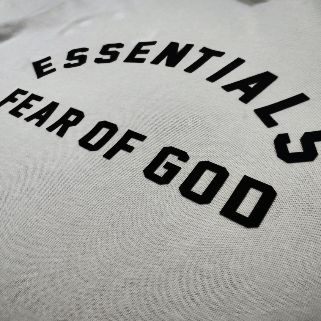 86💰【高级米】顶级版本fear of god fog essentials复线23ss最新款硅胶植绒字母印花短袖
猫眼反光硅胶印花,给人眼前一亮!光夜如新!
全新的一季、全新的细节设计风格、胸前饰有现代
essen-tials橡胶徽标触感升华美丽绒、细节标签后领处缝有essen-tials橡胶标签彰显细节、采用32支双纱240克精纺棉面制作、面料表面蚀毛处理手感顺滑细腻、上手效果非常不错、透气舒适、全新黑化主标、后背硅胶标有是全黑、一种神秘感和炫酷感。上身效果特别棒。
尺码:S-XL
颜色:高级米