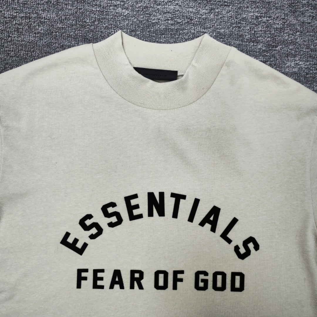 86💰【高级米】顶级版本fear of god fog essentials复线23ss最新款硅胶植绒字母印花短袖
猫眼反光硅胶印花,给人眼前一亮!光夜如新!
全新的一季、全新的细节设计风格、胸前饰有现代
essen-tials橡胶徽标触感升华美丽绒、细节标签后领处缝有essen-tials橡胶标签彰显细节、采用32支双纱240克精纺棉面制作、面料表面蚀毛处理手感顺滑细腻、上手效果非常不错、透气舒适、全新黑化主标、后背硅胶标有是全黑、一种神秘感和炫酷感。上身效果特别棒。
尺码:S-XL
颜色:高级米