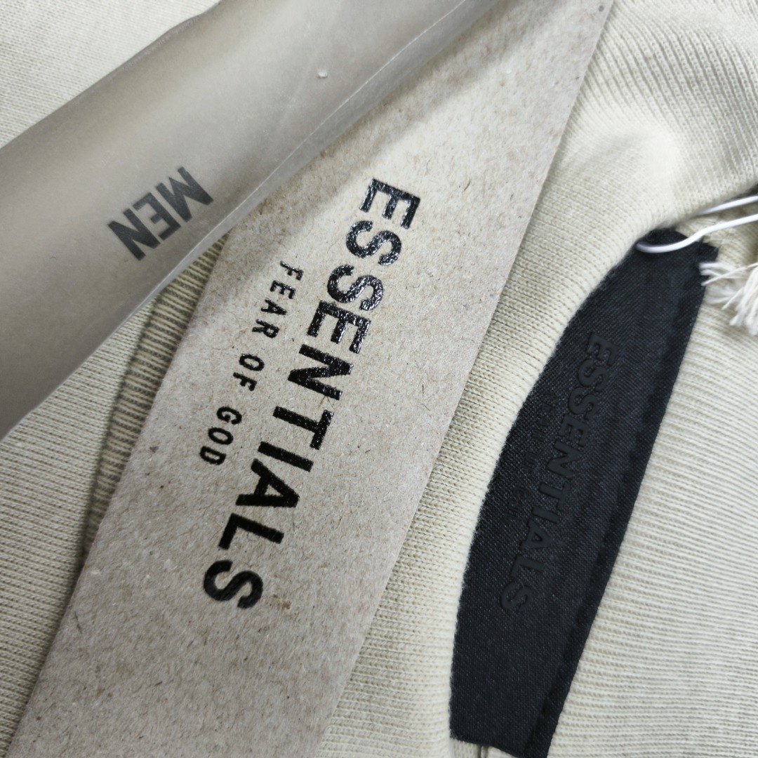 86💰【高级米】顶级版本fear of god fog essentials复线23ss最新款硅胶植绒字母印花短袖
猫眼反光硅胶印花,给人眼前一亮!光夜如新!
全新的一季、全新的细节设计风格、胸前饰有现代
essen-tials橡胶徽标触感升华美丽绒、细节标签后领处缝有essen-tials橡胶标签彰显细节、采用32支双纱240克精纺棉面制作、面料表面蚀毛处理手感顺滑细腻、上手效果非常不错、透气舒适、全新黑化主标、后背硅胶标有是全黑、一种神秘感和炫酷感。上身效果特别棒。
尺码:S-XL
颜色:高级米