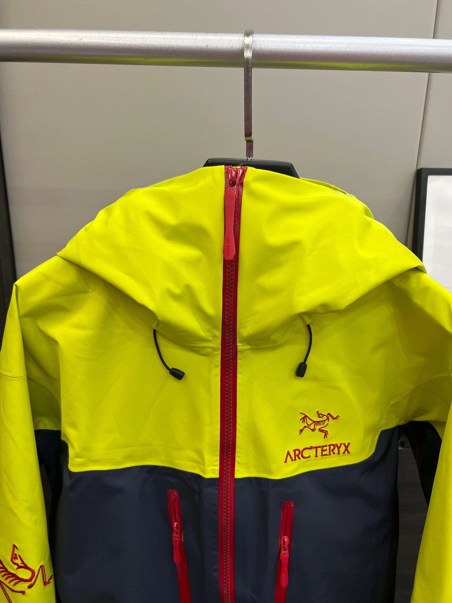 ARC'TERYX Alpha SV Dragon Limited Edition Waterproof and Breathable Jacket 5 o 1hr1j59ak191rq3l5cqp91uku3