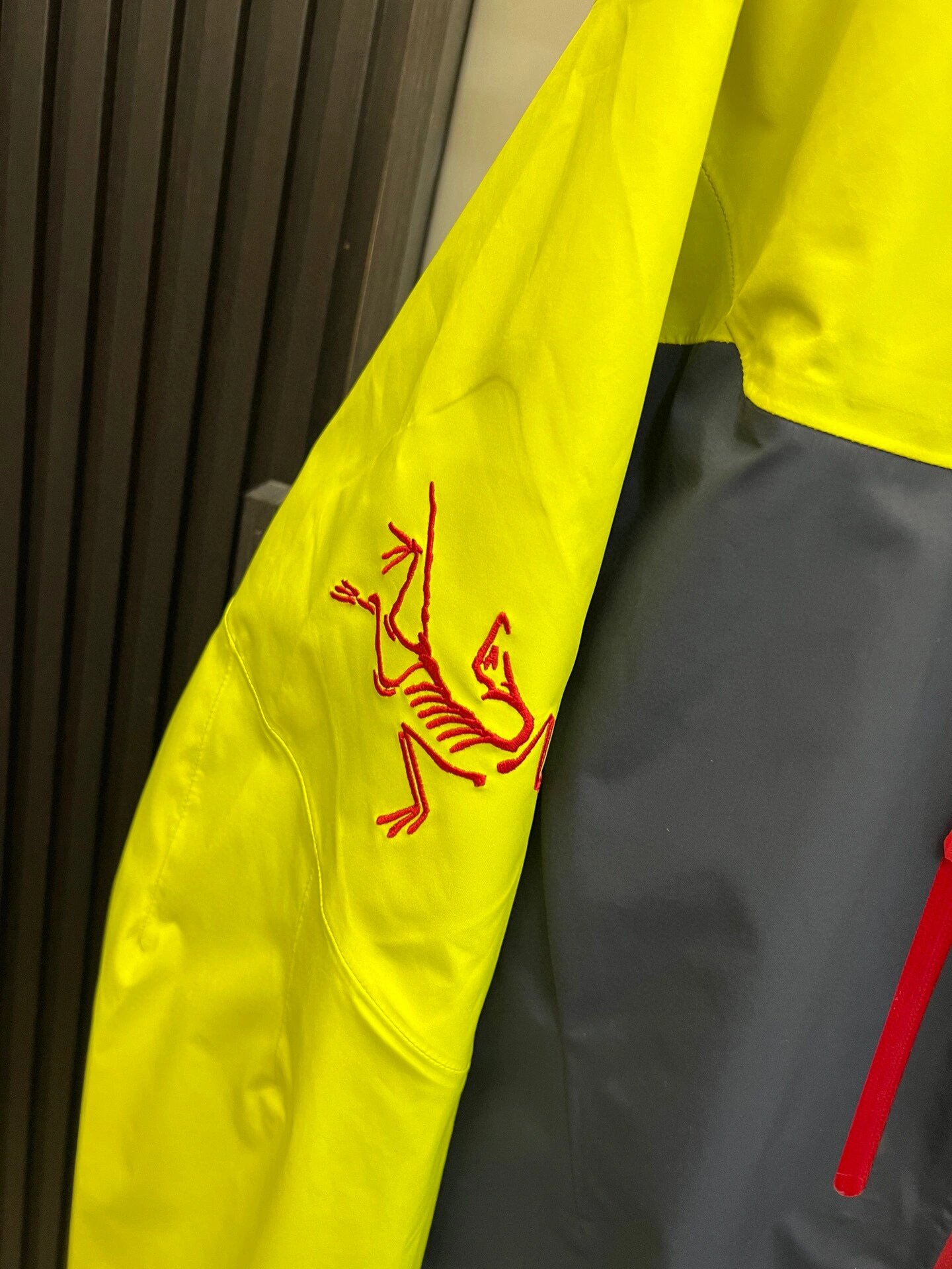 ARC'TERYX Alpha SV Dragon Limited Edition Waterproof and Breathable Jacket 4 o 1hr1j59ak6991m8hg6fgic14452