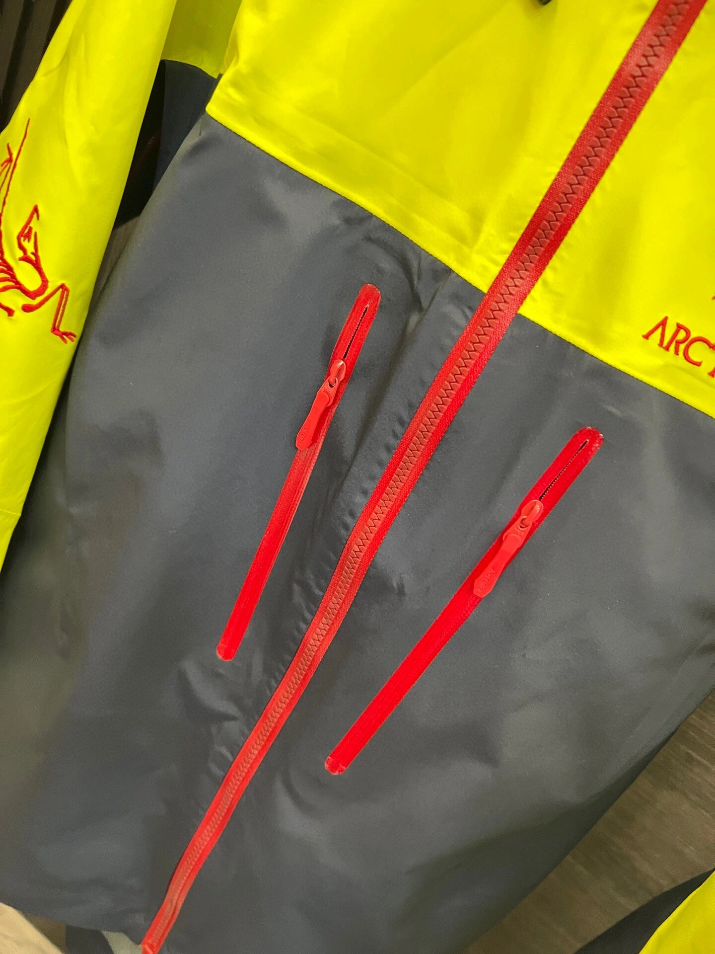 ARC'TERYX Alpha SV Dragon Limited Edition Waterproof and Breathable Jacket 6 o 1hr1j59aleuof0n11ae1tloenj4