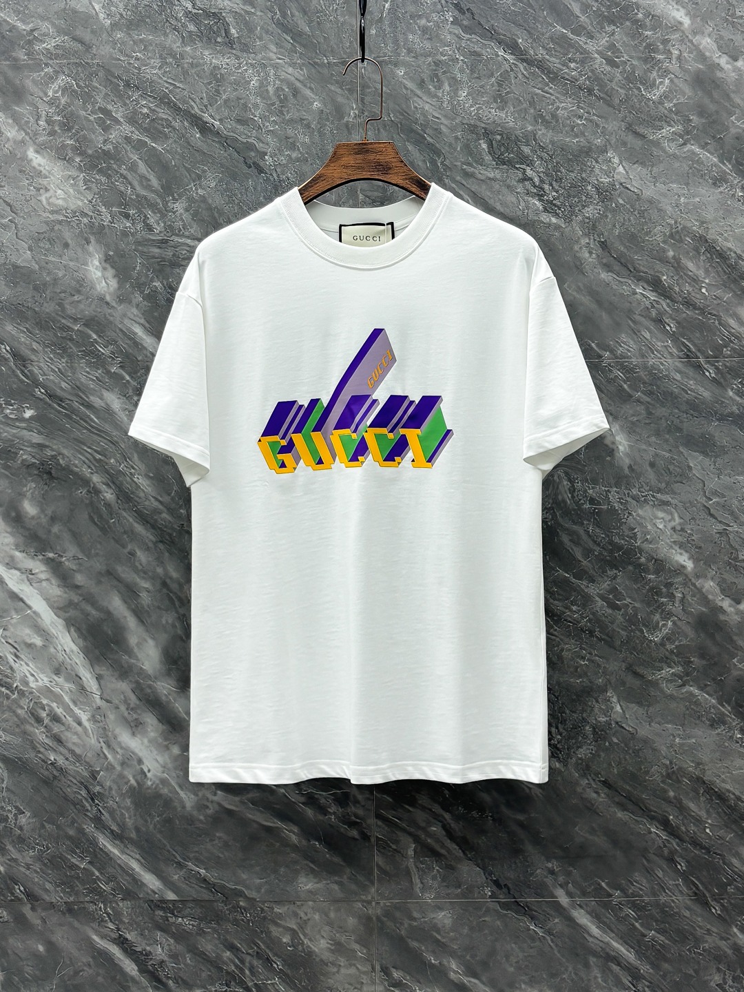 💰175包邮
（顶级最高版本）gucci  古驰  酷奇   经典1921短袖半袖T恤
男女同款 情侣款  宽松版型 

（最高版本 原版面料 高版本 高品质）
⚠所有细节 面料辅料工艺（全部1:1 过验）
（店主是“细节怪物” 所以做的货也注重细节）
1⃣区别市场货不对版：全部走单线❌
咱家正品1:1的特种机压线（对机器工人要求高）
2⃣区别市场看图做货 布料色差太大
一分价钱一分货，不做快餐货
3⃣区别市场低版本领标 吊牌 洗水标
咱家全部辅料订做（过验级别）
4⃣ 区别市场无细节可言的做工❌
咱家做工：领口、肩线、袖窿、袖口、下摆
（提高成本也要还原正品：过肩压条 双针走线🔍）


【面料】：280g纯棉毛圈高克重版本面料（原版面料）
【辅料】（1:1）：专柜领标➕ 代购级厚板吊牌（区别市场薄纸片）➕过验级带logo水洗标
（包括装订方法 全部1:1） 

【尺码】：XS-L
                    XS    S      M       L      
衣长 (cm)  65    68      71     74
胸围 (cm)110   114     118   122
肩宽 (cm)  48     50      52     54
袖长(cm)  58     60     62     64
