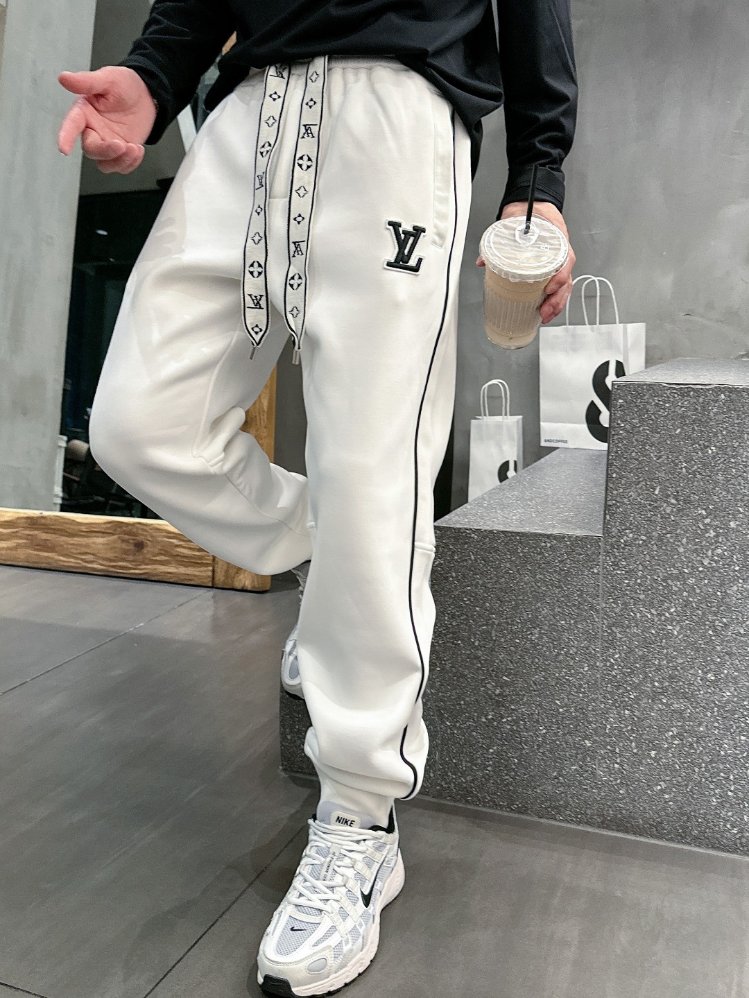 NO:572660,25 Autumn and Winter# LV mink velvet integrated velvet pants are the most indispensable velvet products in autumn and winter, especially trousers of this brand, which are really extremely rare. This model is the latest model on the counter this year. The performance and specifications are online at the same time, making your matching more outstanding and diversified.  Created by splicing styles, this is also the latest street style this year. It is not only an exclusive interpretation, but also major brands have launched this style one after another. It has a luxury similar to fiber pants and takes into account the comfort performance of casual pants. It has a functional style effect, showing more class and fashion performance. Secondly, the trousers are embellished with classic brand elements. This element is definitely a classic among classics. It not only adds to the attraction, but also gives people a bright feeling.   Coupled with the slim fit and three-dimensional cutting design, the upper body is very slim and stylish, and the matching performance is super outstanding. It easily depicts the style and gives people a cool and handsome visual effect. Color Black White Size M L  XL size waist 82-hip 106-pant length 100-foot opening 26 2XL size waist 86-hip circumference-110-pant length 101-foot opening 27 3XL size waist 90-hip 114-pant length 102-foot opening 28,,louis vuitton,alexander wang1986090925秋冬# LV 水貂绒一体加绒裤 秋冬最不能缺少的加绒产物,尤其是这种品牌的裤装单品,真的是极其的罕见,此款更是本年度的柜台最新款,性能与规格同步在线的高颜值产物,让你的搭配更加的出彩,更具备多元化 风格拼接打造,这也是今年最新的街头风尚,不仅独家在演绎,各大品牌都是相继推出了这种款式它带着类似于纤维裤的奢华兼顾了休闲裤的舒适性能,带着机能风的效果,更显档次与时尚性能感 其次则是裤身经典的品牌元素点缀,这个元素绝对是经典中的经典,增加看点的同时,更是给人一种眼前一亮的感觉 加上修身有度的版型立体裁剪设计,上身十分的显瘦有型,搭配性能超级的出色出彩,轻松的刻画风格段位,给人一种酷帅十足的视觉效果 颜色黑色 白色 码数M L XL 2XL 3XL M码腰围74-臀围98-裤长99-脚口24 L码腰围78-臀围102-裤长99-脚口25 XL码腰围82-臀围106-裤长100-脚口26 2XL码腰围86-臀围-110-裤长101-脚口27 3XL码腰围90-臀围114-裤长102-脚口28,,louis vuitton,alexander wang,Men's clothing