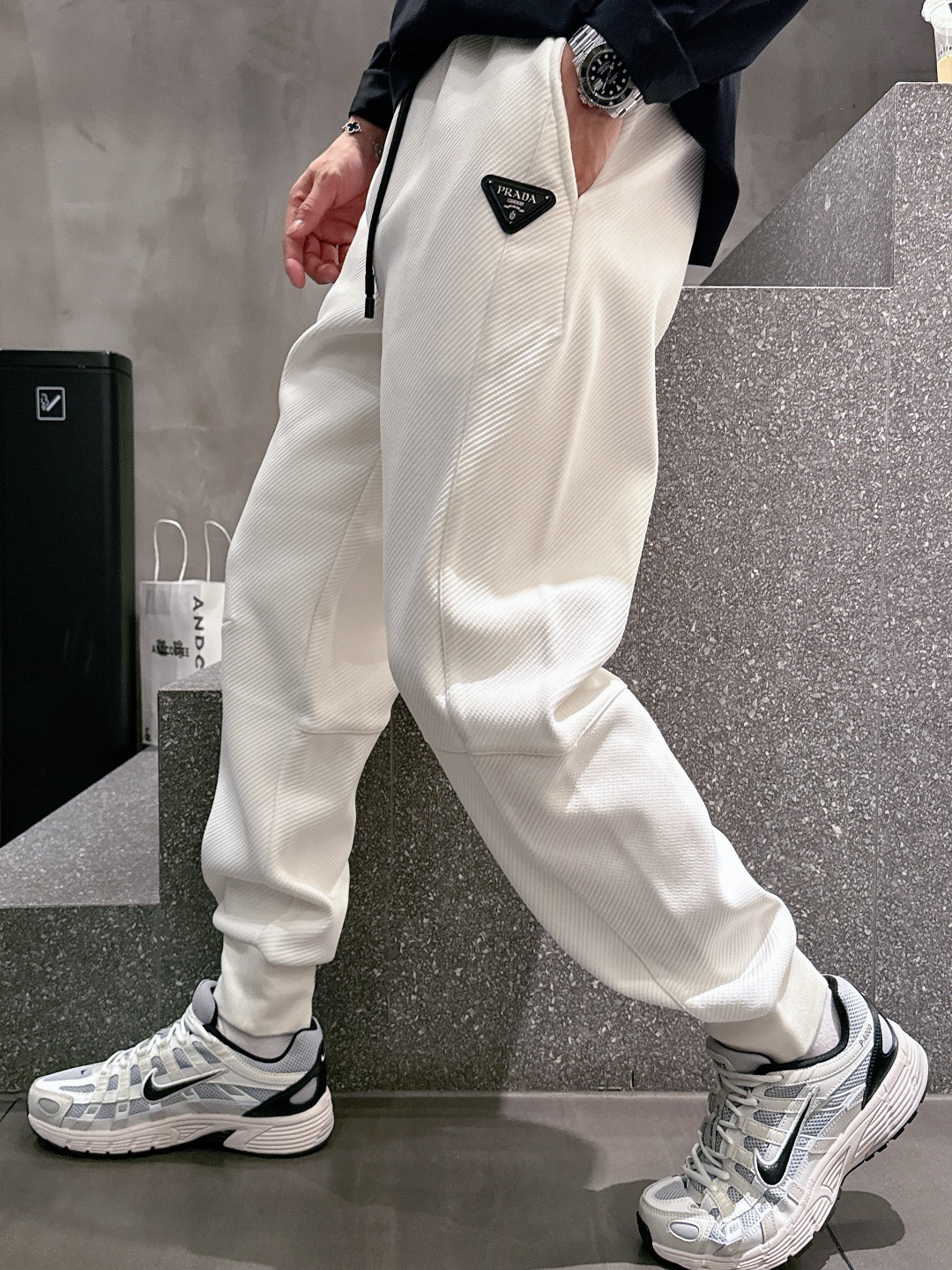 NO:572669,25 Autumn and Winter# PD mink velvet all-in-one velvet trousers are the most indispensable velvet products in autumn and winter, especially trousers of this brand, which are really extremely rare. This model is the latest model on the counter this year. The performance and specifications are online at the same time, making your matching more outstanding and diversified.  Created by splicing styles, this is also the latest street style this year. It is not only an exclusive interpretation, but also major brands have launched this style one after another. It has a luxury similar to fiber pants and takes into account the comfort performance of casual pants. It has a functional style effect, showing more class and fashion performance. Secondly, the trousers are embellished with classic brand elements. This element is definitely a classic among classics. It not only adds to the attraction, but also gives people a bright feeling.   Coupled with the slim fit and three-dimensional cutting design, the upper body is very slim and stylish, and the matching performance is super outstanding. It easily depicts the style and gives people a cool and handsome visual effect. Color Black White Blue Size M L XL 2XL 3XL  XL size waist 82-hips 106-pant length 100-foot opening 26 2XL size waist 86-hips-110-pant length 101-foot opening 27 3XL size waist 90-hips 114-pant length 102-foot opening 28,,alexander wang1986090925秋冬# PD 水貂绒一体加绒裤 秋冬最不能缺少的加绒产物,尤其是这种品牌的裤装单品,真的是极其的罕见,此款更是本年度的柜台最新款,性能与规格同步在线的高颜值产物,让你的搭配更加的出彩,更具备多元化 风格拼接打造,这也是今年最新的街头风尚,不仅独家在演绎,各大品牌都是相继推出了这种款式它带着类似于纤维裤的奢华兼顾了休闲裤的舒适性能,带着机能风的效果,更显档次与时尚性能感 其次则是裤身经典的品牌元素点缀,这个元素绝对是经典中的经典,增加看点的同时,更是给人一种眼前一亮的感觉 加上修身有度的版型立体裁剪设计,上身十分的显瘦有型,搭配性能超级的出色出彩,轻松的刻画风格段位,给人一种酷帅十足的视觉效果 颜色黑色 白色 蓝色 码数M L XL 2XL 3XL M码腰围74-臀围98-裤长99-脚口24 L码腰围78-臀围102-裤长99-脚口25 XL码腰围82-臀围106-裤长100-脚口26 2XL码腰围86-臀围-110-裤长101-脚口27 3XL码腰围90-臀围114-裤长102-脚口28,,alexander wang,Men's clothing