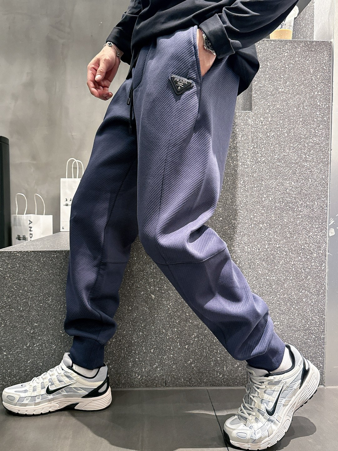 NO:572672,25 Autumn and Winter# PD One-piece fleece trousers are the most indispensable fleece products in autumn and winter, especially trousers of this brand, which are really extremely rare. This model is the latest model on the counter this year. The performance and specifications are synchronized online with high-value products, making your matching more outstanding and diversified.  Created by splicing styles, this is also the latest street style this year. It is not only an exclusive interpretation, but also major brands have launched this style one after another. It has a luxury similar to fiber pants and takes into account the comfort performance of casual pants. It has a functional style effect, showing more class and fashion performance. Secondly, the trousers are embellished with classic brand elements. This element is definitely a classic among classics. It not only adds to the attraction, but also gives people a bright feeling.   Coupled with the slim fit and three-dimensional cutting design, the upper body is very slim and stylish, and the matching performance is super outstanding. It easily depicts the style and gives people a cool and handsome visual effect. Color Black White Blue Size M L XL 2XL 3XL  XL size waist 82-hips 106-pant length 100-foot opening 26 2XL size waist 86-hips-110-pant length 101-foot opening 27 3XL size waist 90-hips 114-pant length 102-foot opening 28,,alexander wang1986090925秋冬# PD 一体加绒裤 秋冬最不能缺少的加绒产物,尤其是这种品牌的裤装单品,真的是极其的罕见,此款更是本年度的柜台最新款,性能与规格同步在线的高颜值产物,让你的搭配更加的出彩,更具备多元化 风格拼接打造,这也是今年最新的街头风尚,不仅独家在演绎,各大品牌都是相继推出了这种款式它带着类似于纤维裤的奢华兼顾了休闲裤的舒适性能,带着机能风的效果,更显档次与时尚性能感 其次则是裤身经典的品牌元素点缀,这个元素绝对是经典中的经典,增加看点的同时,更是给人一种眼前一亮的感觉 加上修身有度的版型立体裁剪设计,上身十分的显瘦有型,搭配性能超级的出色出彩,轻松的刻画风格段位,给人一种酷帅十足的视觉效果 颜色黑色 白色 蓝色 码数M L XL 2XL 3XL M码腰围74-臀围98-裤长99-脚口24 L码腰围78-臀围102-裤长99-脚口25 XL码腰围82-臀围106-裤长100-脚口26 2XL码腰围86-臀围-110-裤长101-脚口27 3XL码腰围90-臀围114-裤长102-脚口28,,alexander wang,Men's clothing
