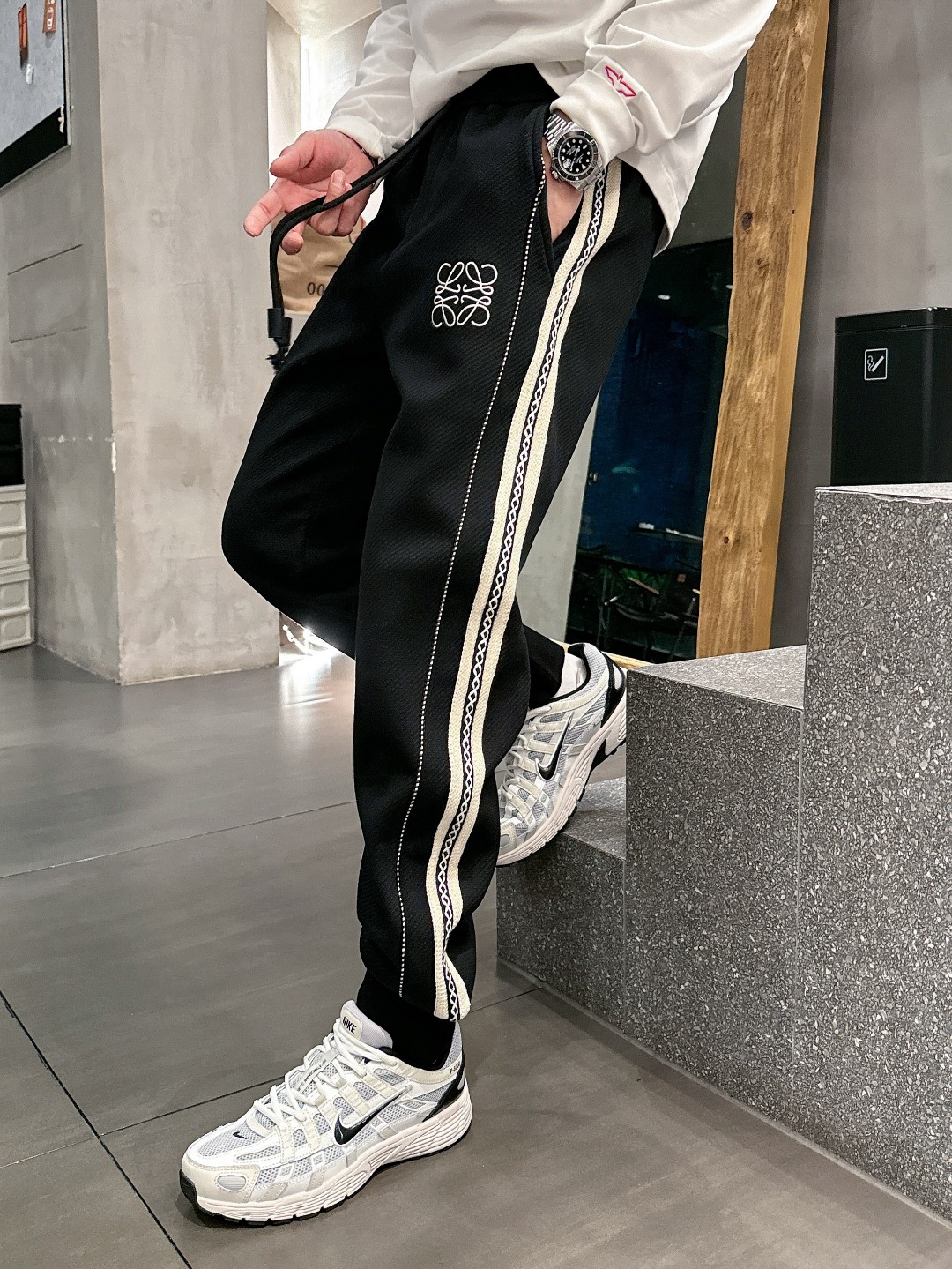 NO:572675,25 Autumn and Winter # LO One-piece fleece trousers are the most indispensable fleece products in autumn and winter, especially trousers of this brand, which are really extremely rare. This model is the latest model on the counter this year. The performance and specifications are online at the same time, making your matching more outstanding and diversified.  Created by splicing styles, this is also the latest street style this year. It is not only an exclusive interpretation, but also major brands have launched this style one after another. It has a luxury similar to fiber pants and takes into account the comfort performance of casual pants. It has a functional style effect, showing more class and fashion performance. Secondly, the trousers are embellished with classic brand elements. This element is definitely a classic among classics. It not only adds to the attraction, but also gives people a bright feeling.   Coupled with the slim fit and three-dimensional cutting design, the upper body is very slim and stylish, and the matching performance is super outstanding. It easily depicts the style and gives people a cool and handsome visual effect. Color Black Gray Apricot Size M L  XL size waist 82-hips 106-pant length 100-foot opening 26 2XL size waist 86-hips-110-pant length 101-foot opening 27 3XL size waist 90-hips 114-pant length 102-foot opening 28,,alexander wang1986090925秋冬# LO 一体加绒裤 秋冬最不能缺少的加绒产物,尤其是这种品牌的裤装单品,真的是极其的罕见,此款更是本年度的柜台最新款,性能与规格同步在线的高颜值产物,让你的搭配更加的出彩,更具备多元化 风格拼接打造,这也是今年最新的街头风尚,不仅独家在演绎,各大品牌都是相继推出了这种款式它带着类似于纤维裤的奢华兼顾了休闲裤的舒适性能,带着机能风的效果,更显档次与时尚性能感 其次则是裤身经典的品牌元素点缀,这个元素绝对是经典中的经典,增加看点的同时,更是给人一种眼前一亮的感觉 加上修身有度的版型立体裁剪设计,上身十分的显瘦有型,搭配性能超级的出色出彩,轻松的刻画风格段位,给人一种酷帅十足的视觉效果 颜色黑色 灰色 杏色 码数M L XL 2XL 3XL M码腰围74-臀围98-裤长99-脚口24 L码腰围78-臀围102-裤长99-脚口25 XL码腰围82-臀围106-裤长100-脚口26 2XL码腰围86-臀围-110-裤长101-脚口27 3XL码腰围90-臀围114-裤长102-脚口28,,alexander wang,Men's clothing