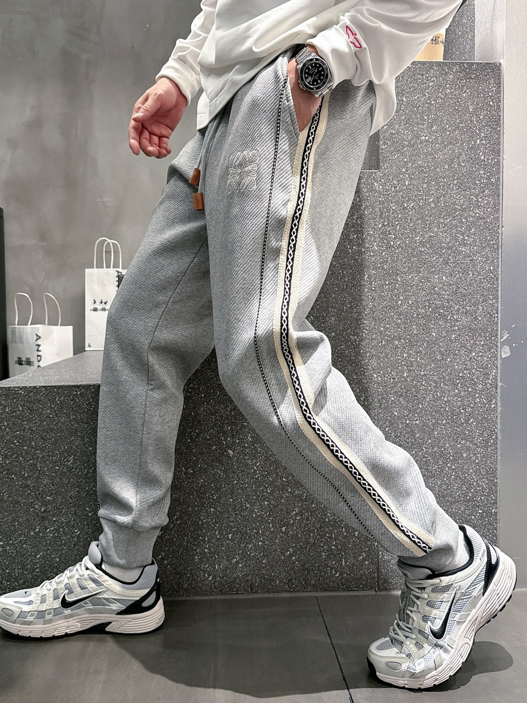 NO:572678,25 Autumn and Winter # LO Velvet Pants are the most indispensable fleece products in autumn and winter, especially trousers of this brand, which are really extremely rare. This model is the latest model on the counter this year. The performance and specifications are online at the same time, making your matching more outstanding and diversified.  Created by splicing styles, this is also the latest street style this year. It is not only an exclusive interpretation, but also major brands have launched this style one after another. It has a luxury similar to fiber pants and takes into account the comfort performance of casual pants. It has a functional style effect, showing more class and fashion performance. Secondly, the trousers are embellished with classic brand elements. This element is definitely a classic among classics. It not only adds to the attraction, but also gives people a bright feeling.   Coupled with the slim fit and three-dimensional cutting design, the upper body is very slim and stylish, and the matching performance is super outstanding. It easily depicts the style and gives people a cool and handsome visual effect. Color Black Gray Apricot Size M L  XL size waist 82-hips 106-pant length 100-foot opening 26 2XL size waist 86-hips-110-pant length 101-foot opening 27 3XL size waist 90-hips 114-pant length 102-foot opening 28,,alexander wang1986090925秋冬# LO 加绒裤 秋冬最不能缺少的加绒产物,尤其是这种品牌的裤装单品,真的是极其的罕见,此款更是本年度的柜台最新款,性能与规格同步在线的高颜值产物,让你的搭配更加的出彩,更具备多元化 风格拼接打造,这也是今年最新的街头风尚,不仅独家在演绎,各大品牌都是相继推出了这种款式它带着类似于纤维裤的奢华兼顾了休闲裤的舒适性能,带着机能风的效果,更显档次与时尚性能感 其次则是裤身经典的品牌元素点缀,这个元素绝对是经典中的经典,增加看点的同时,更是给人一种眼前一亮的感觉 加上修身有度的版型立体裁剪设计,上身十分的显瘦有型,搭配性能超级的出色出彩,轻松的刻画风格段位,给人一种酷帅十足的视觉效果 颜色黑色 灰色 杏色 码数M L XL 2XL 3XL M码腰围74-臀围98-裤长99-脚口24 L码腰围78-臀围102-裤长99-脚口25 XL码腰围82-臀围106-裤长100-脚口26 2XL码腰围86-臀围-110-裤长101-脚口27 3XL码腰围90-臀围114-裤长102-脚口28,,alexander wang,Men's clothing