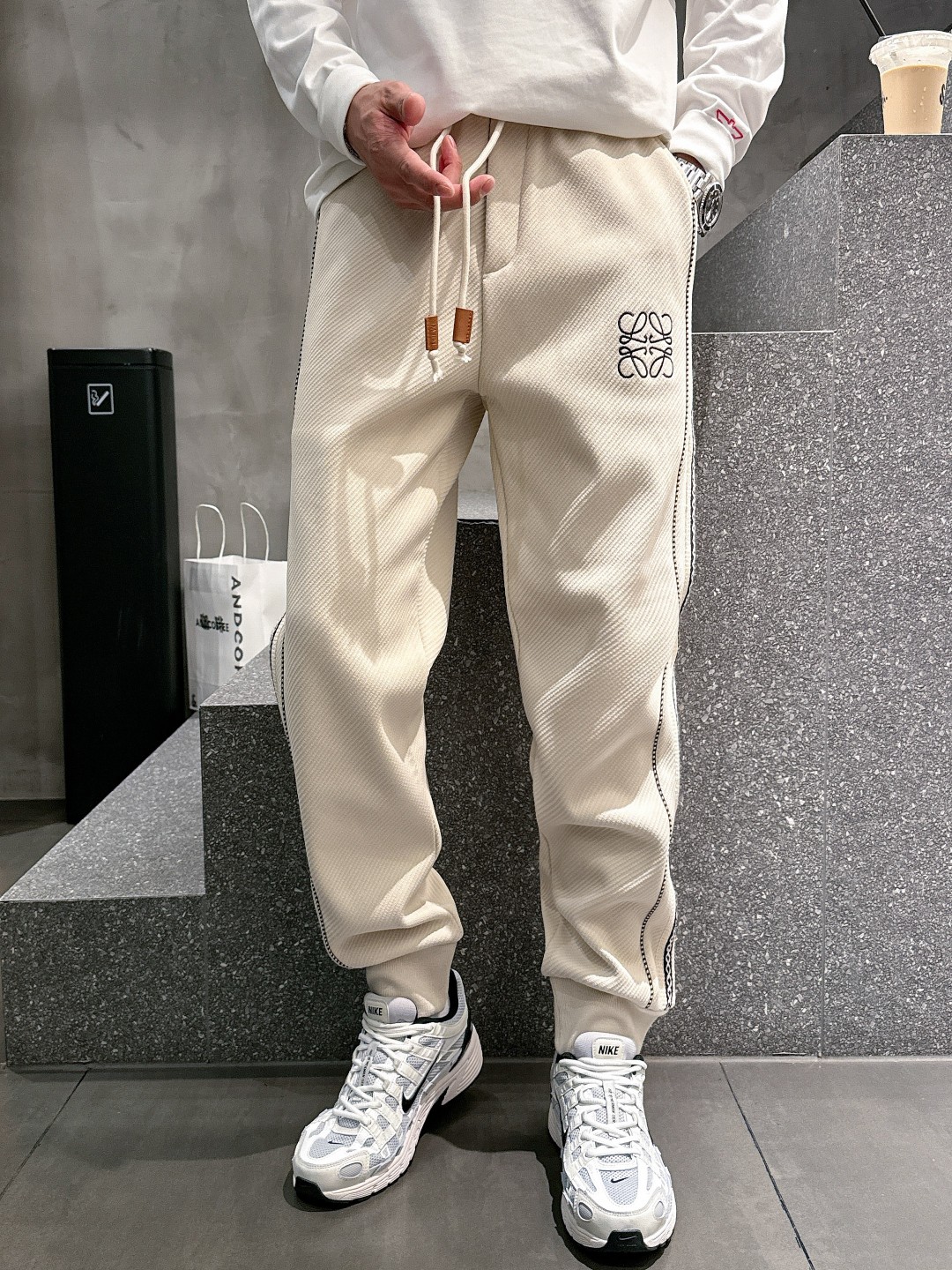 NO:572681,25 Autumn and Winter # LO One-piece fleece trousers are the most indispensable fleece products in autumn and winter, especially trousers of this brand, which are really extremely rare. This model is the latest model on the counter this year. The performance and specifications are online at the same time, making your matching more outstanding and diversified.  Created by splicing styles, this is also the latest street style this year. It is not only an exclusive interpretation, but also major brands have launched this style one after another. It has a luxury similar to fiber pants and takes into account the comfort performance of casual pants. It has a functional style effect, showing more class and fashion performance. Secondly, the trousers are embellished with classic brand elements. This element is definitely a classic among classics. It not only adds to the attraction, but also gives people a bright feeling.   Coupled with the slim fit and three-dimensional cutting design, the upper body is very slim and stylish, and the matching performance is super outstanding. It easily depicts the style and gives people a cool and handsome visual effect. Color Black Gray Apricot Size M L  XL size waist 82-hips 106-pant length 100-foot opening 26 2XL size waist 86-hips-110-pant length 101-foot opening 27 3XL size waist 90-hips 114-pant length 102-foot opening 28,,alexander wang1986090925秋冬# LO 一体加绒裤 秋冬最不能缺少的加绒产物,尤其是这种品牌的裤装单品,真的是极其的罕见,此款更是本年度的柜台最新款,性能与规格同步在线的高颜值产物,让你的搭配更加的出彩,更具备多元化 风格拼接打造,这也是今年最新的街头风尚,不仅独家在演绎,各大品牌都是相继推出了这种款式它带着类似于纤维裤的奢华兼顾了休闲裤的舒适性能,带着机能风的效果,更显档次与时尚性能感 其次则是裤身经典的品牌元素点缀,这个元素绝对是经典中的经典,增加看点的同时,更是给人一种眼前一亮的感觉 加上修身有度的版型立体裁剪设计,上身十分的显瘦有型,搭配性能超级的出色出彩,轻松的刻画风格段位,给人一种酷帅十足的视觉效果 颜色黑色 灰色 杏色 码数M L XL 2XL 3XL M码腰围74-臀围98-裤长99-脚口24 L码腰围78-臀围102-裤长99-脚口25 XL码腰围82-臀围106-裤长100-脚口26 2XL码腰围86-臀围-110-裤长101-脚口27 3XL码腰围90-臀围114-裤长102-脚口28,,alexander wang,Men's clothing