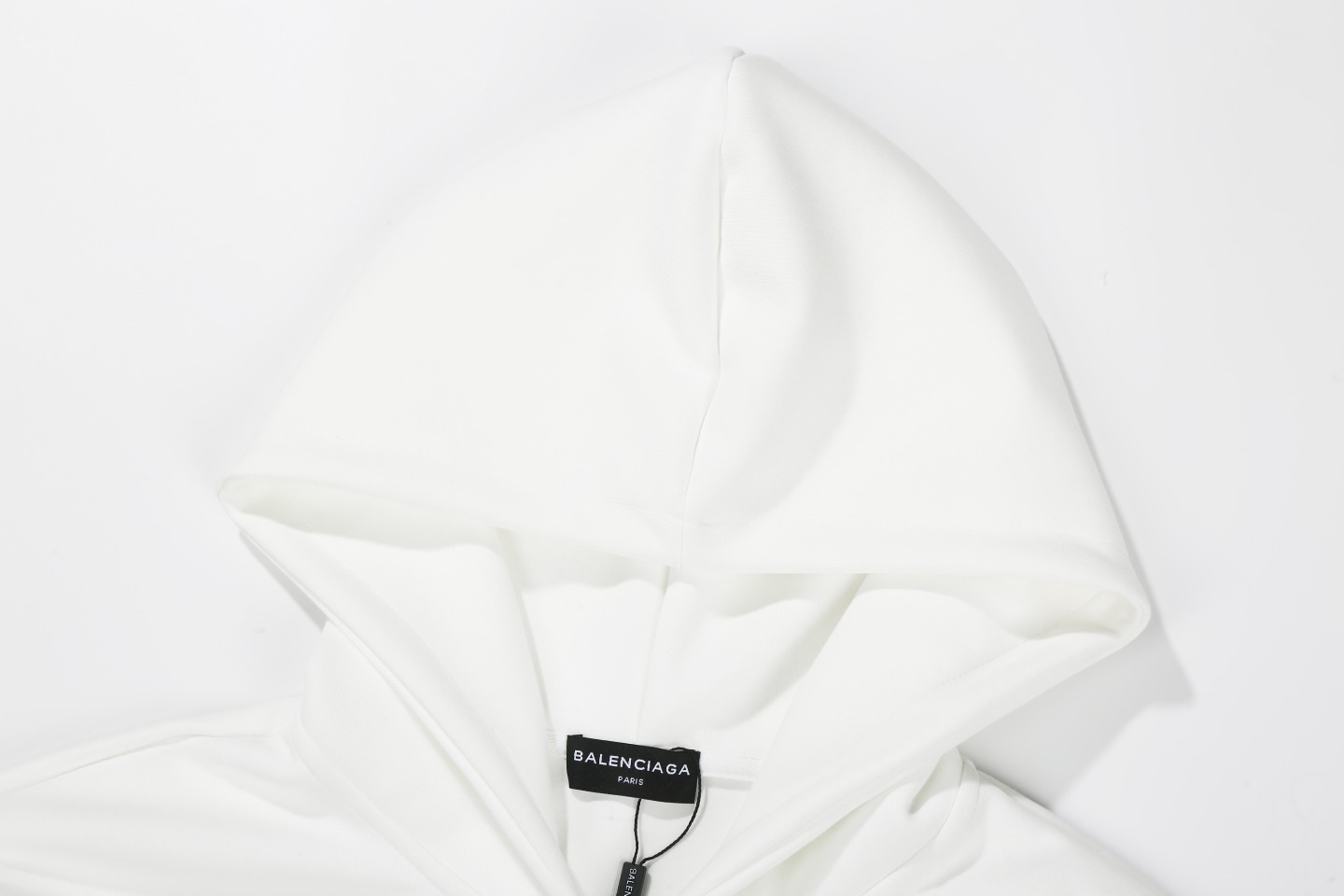 💰165 白底图 【高定品质】
款号:24333#
颜色:白色
尺码:XS-L
-BALENCIAGA/24aw 巴黎世家&曼联联名Soccer系列巴黎世家 曼联足球系列10号/巴黎城市限定 拉链卫衣开衫外套
-主身420克双面棉 硬挺有型 精棉2X2螺纹 紧密有弹
-高精度对位印花 饱满哑光刺绣 全身四处分股双冚 前领0.6单压 品质把控
-上下自由拉链 原版一致拉头
- 胸部饰以英国曼切斯特联队 Football crest 艺术作品刺绣 正面饰以Sponsor艺术作品印花 胸部和衣袖饰以3M Sportsicon艺术作品刺绣 背面饰以Paris Soccer艺术作品印花经典PARIS字母与10号数字印花
- 本年度BLCG高热度的城市限定系列曼联联名 无论男女皆可轻松驾驭 可以单穿外搭搭配驾驭 海内外博主上身度极高