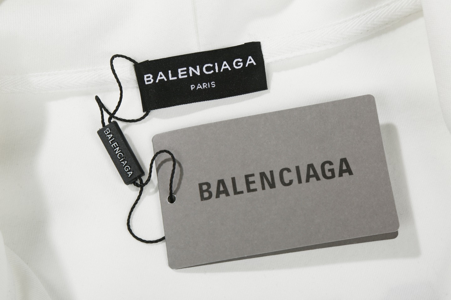 💰165 白底图 【高定品质】
款号:24333#
颜色:白色
尺码:XS-L
-BALENCIAGA/24aw 巴黎世家&曼联联名Soccer系列巴黎世家 曼联足球系列10号/巴黎城市限定 拉链卫衣开衫外套
-主身420克双面棉 硬挺有型 精棉2X2螺纹 紧密有弹
-高精度对位印花 饱满哑光刺绣 全身四处分股双冚 前领0.6单压 品质把控
-上下自由拉链 原版一致拉头
- 胸部饰以英国曼切斯特联队 Football crest 艺术作品刺绣 正面饰以Sponsor艺术作品印花 胸部和衣袖饰以3M Sportsicon艺术作品刺绣 背面饰以Paris Soccer艺术作品印花经典PARIS字母与10号数字印花
- 本年度BLCG高热度的城市限定系列曼联联名 无论男女皆可轻松驾驭 可以单穿外搭搭配驾驭 海内外博主上身度极高