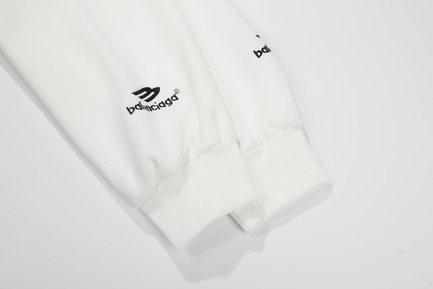 💰165 白底图 【高定品质】
款号:24333#
颜色:白色
尺码:XS-L
-BALENCIAGA/24aw 巴黎世家&曼联联名Soccer系列巴黎世家 曼联足球系列10号/巴黎城市限定 拉链卫衣开衫外套
-主身420克双面棉 硬挺有型 精棉2X2螺纹 紧密有弹
-高精度对位印花 饱满哑光刺绣 全身四处分股双冚 前领0.6单压 品质把控
-上下自由拉链 原版一致拉头
- 胸部饰以英国曼切斯特联队 Football crest 艺术作品刺绣 正面饰以Sponsor艺术作品印花 胸部和衣袖饰以3M Sportsicon艺术作品刺绣 背面饰以Paris Soccer艺术作品印花经典PARIS字母与10号数字印花
- 本年度BLCG高热度的城市限定系列曼联联名 无论男女皆可轻松驾驭 可以单穿外搭搭配驾驭 海内外博主上身度极高