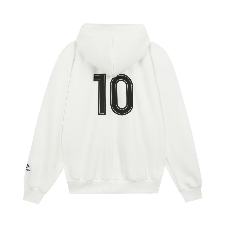 💰165 白底图 【高定品质】
款号:24333#
颜色:白色
尺码:XS-L
-BALENCIAGA/24aw 巴黎世家&曼联联名Soccer系列巴黎世家 曼联足球系列10号/巴黎城市限定 拉链卫衣开衫外套
-主身420克双面棉 硬挺有型 精棉2X2螺纹 紧密有弹
-高精度对位印花 饱满哑光刺绣 全身四处分股双冚 前领0.6单压 品质把控
-上下自由拉链 原版一致拉头
- 胸部饰以英国曼切斯特联队 Football crest 艺术作品刺绣 正面饰以Sponsor艺术作品印花 胸部和衣袖饰以3M Sportsicon艺术作品刺绣 背面饰以Paris Soccer艺术作品印花经典PARIS字母与10号数字印花
- 本年度BLCG高热度的城市限定系列曼联联名 无论男女皆可轻松驾驭 可以单穿外搭搭配驾驭 海内外博主上身度极高