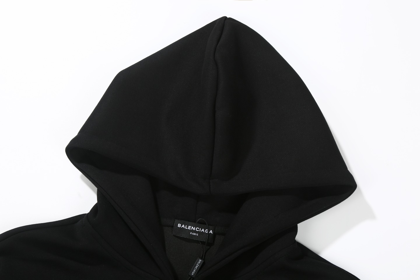 💰165 白底图 【高定品质】 
款号：24333# 
颜色：活性黑 
尺码：XS-L
-BALENCIAGA/24aw 巴黎世家&曼联联名Soccer系列巴黎世家 曼联足球系列10号/巴黎城市限定 拉链卫衣开衫外套 

-主身420克双面棉 硬挺有型 原版一致活性黑 不偏色光 精棉2X2螺纹 紧密有弹

-高精度对位印花 饱满哑光刺绣 全身四处分股双冚 前领0.6单压 品质把控

-上下自由拉链 原版一致拉头

- 胸部饰以英国曼切斯特联队 Football crest 艺术作品刺绣 正面饰以Sponsor艺术作品印花 胸部和衣袖饰以3M Sportsicon艺术作品刺绣 背面饰以Paris Soccer艺术作品印花经典PARIS字母与10号数字印花

- 本年度BLCG高热度的城市限定系列曼联联名 无论男女皆可轻松驾驭 可以单穿外搭搭配驾驭 海内外博主上身度极高