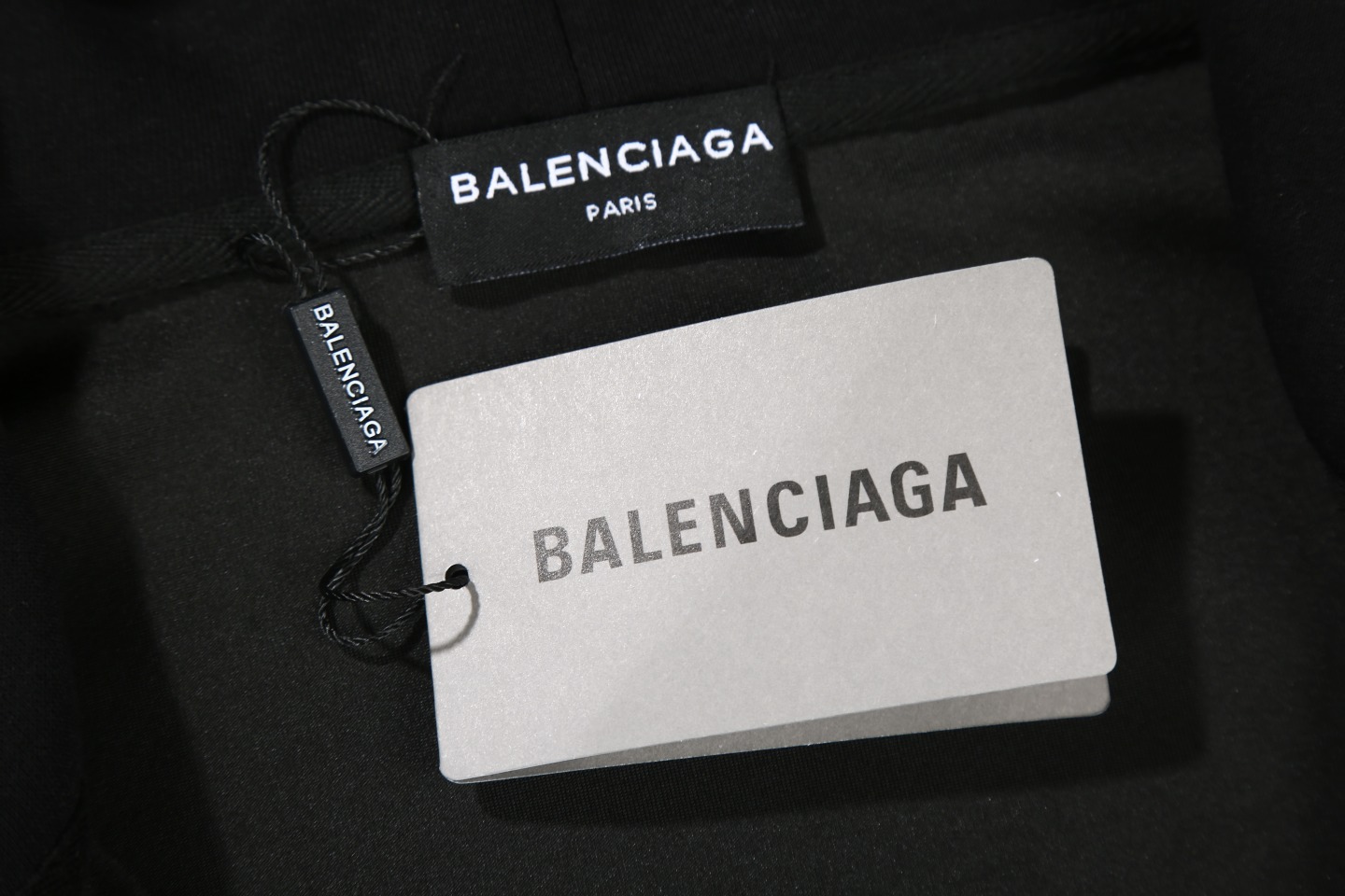 💰165 白底图 【高定品质】 
款号：24333# 
颜色：活性黑 
尺码：XS-L
-BALENCIAGA/24aw 巴黎世家&曼联联名Soccer系列巴黎世家 曼联足球系列10号/巴黎城市限定 拉链卫衣开衫外套 

-主身420克双面棉 硬挺有型 原版一致活性黑 不偏色光 精棉2X2螺纹 紧密有弹

-高精度对位印花 饱满哑光刺绣 全身四处分股双冚 前领0.6单压 品质把控

-上下自由拉链 原版一致拉头

- 胸部饰以英国曼切斯特联队 Football crest 艺术作品刺绣 正面饰以Sponsor艺术作品印花 胸部和衣袖饰以3M Sportsicon艺术作品刺绣 背面饰以Paris Soccer艺术作品印花经典PARIS字母与10号数字印花

- 本年度BLCG高热度的城市限定系列曼联联名 无论男女皆可轻松驾驭 可以单穿外搭搭配驾驭 海内外博主上身度极高