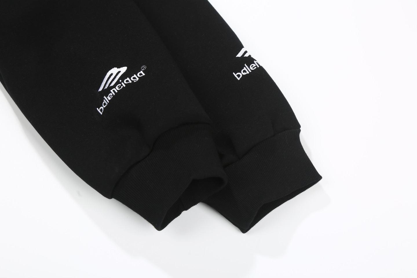 💰165 白底图 【高定品质】 
款号：24333# 
颜色：活性黑 
尺码：XS-L
-BALENCIAGA/24aw 巴黎世家&曼联联名Soccer系列巴黎世家 曼联足球系列10号/巴黎城市限定 拉链卫衣开衫外套 

-主身420克双面棉 硬挺有型 原版一致活性黑 不偏色光 精棉2X2螺纹 紧密有弹

-高精度对位印花 饱满哑光刺绣 全身四处分股双冚 前领0.6单压 品质把控

-上下自由拉链 原版一致拉头

- 胸部饰以英国曼切斯特联队 Football crest 艺术作品刺绣 正面饰以Sponsor艺术作品印花 胸部和衣袖饰以3M Sportsicon艺术作品刺绣 背面饰以Paris Soccer艺术作品印花经典PARIS字母与10号数字印花

- 本年度BLCG高热度的城市限定系列曼联联名 无论男女皆可轻松驾驭 可以单穿外搭搭配驾驭 海内外博主上身度极高