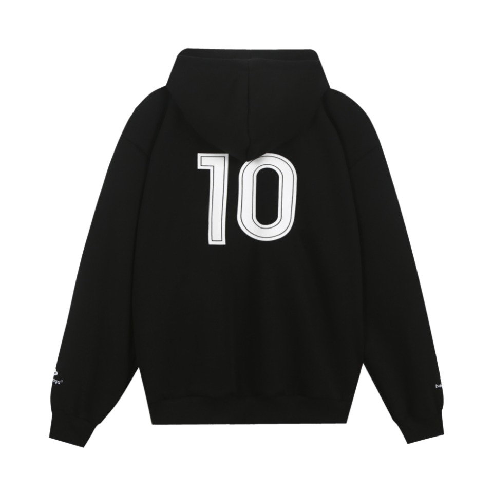 💰165 白底图 【高定品质】 
款号：24333# 
颜色：活性黑 
尺码：XS-L
-BALENCIAGA/24aw 巴黎世家&曼联联名Soccer系列巴黎世家 曼联足球系列10号/巴黎城市限定 拉链卫衣开衫外套 

-主身420克双面棉 硬挺有型 原版一致活性黑 不偏色光 精棉2X2螺纹 紧密有弹

-高精度对位印花 饱满哑光刺绣 全身四处分股双冚 前领0.6单压 品质把控

-上下自由拉链 原版一致拉头

- 胸部饰以英国曼切斯特联队 Football crest 艺术作品刺绣 正面饰以Sponsor艺术作品印花 胸部和衣袖饰以3M Sportsicon艺术作品刺绣 背面饰以Paris Soccer艺术作品印花经典PARIS字母与10号数字印花

- 本年度BLCG高热度的城市限定系列曼联联名 无论男女皆可轻松驾驭 可以单穿外搭搭配驾驭 海内外博主上身度极高