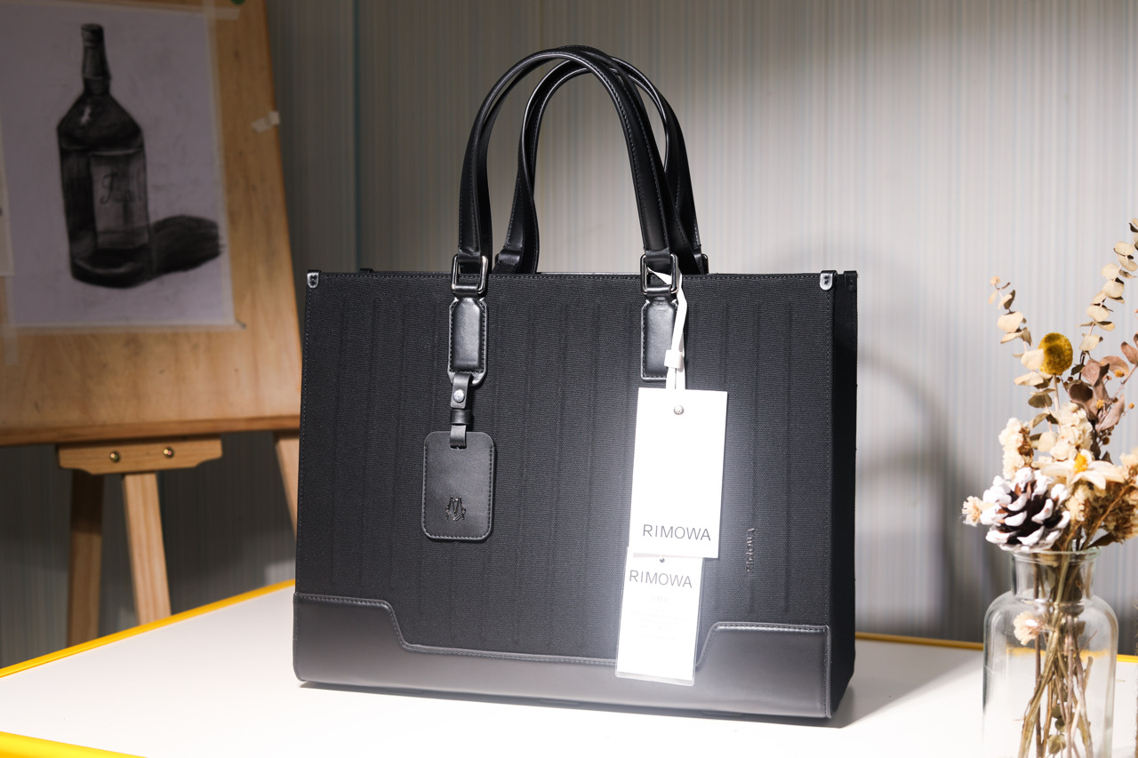 NO:269852,RIMOWA tote bag Selected calfskin with water-resistant and dust-resistant canvas Lightweight while ensuring product practicality. It can be used on trolley box hanging trolleys. Color: black / navy / off-white / pink. Size 3241.517 Weight 1.4kg Volume 19.5L, totes, cowhide19860909RIMOWA托特包 精选小牛皮搭配抗水防尘帆布 轻盈的同时又保证产品的实用性 可搭配拉杆箱挂拉杆上使用. 颜色:黑色 /藏蓝色/米白色/粉色. 尺寸3241.517 重量1.4kg 体积19.5L,,totes,cowhide,luggage