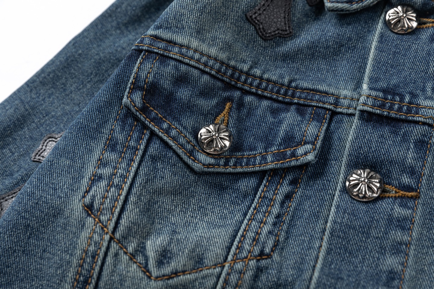 Crocs’ Classic Cross Jacket: Vintage-Inspired Cowboy Style in Quality Cotton Fabric - 图片 4