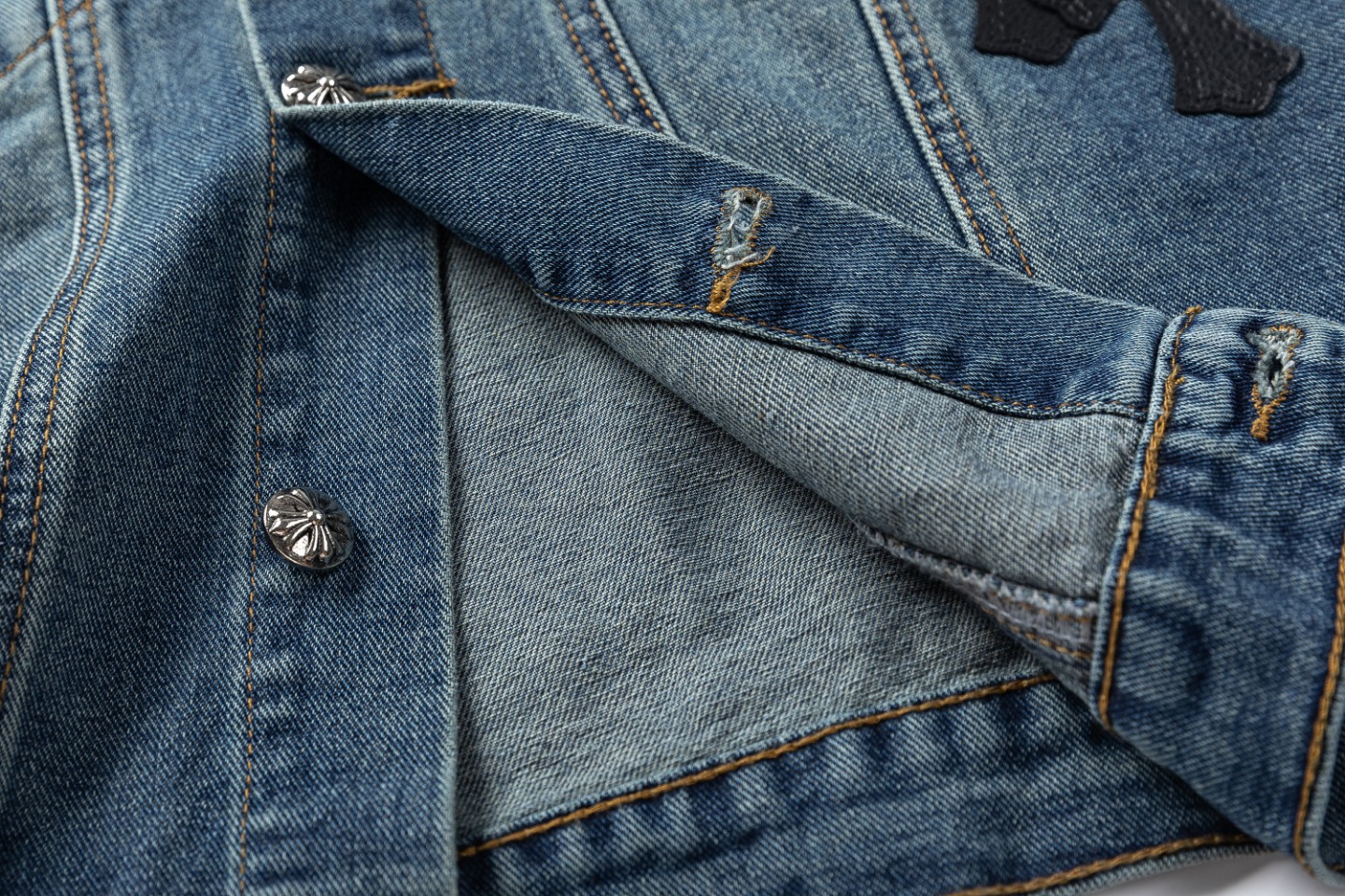 Crocs’ Classic Cross Jacket: Vintage-Inspired Cowboy Style in Quality Cotton Fabric - 图片 8