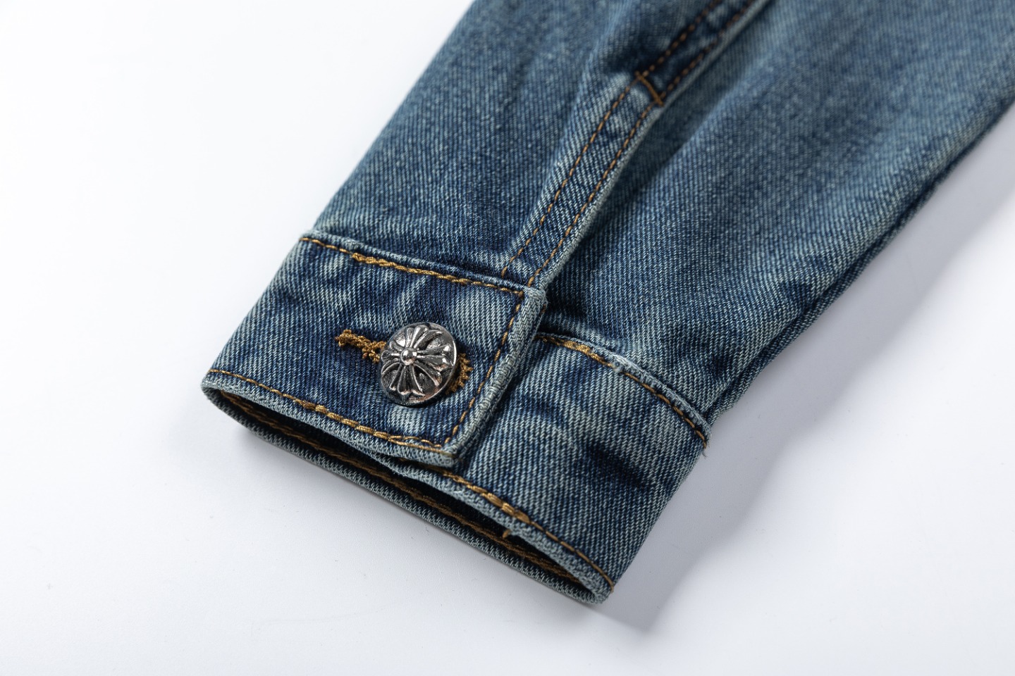 Crocs’ Classic Cross Jacket: Vintage-Inspired Cowboy Style in Quality Cotton Fabric - 图片 7