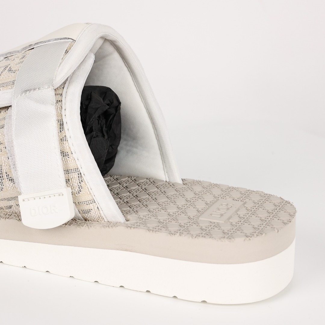 Dior迪奥AlphaObique电绣时尚拖鞋此款包头拖鞋特色在于采用米色和黑色DiorOblique经