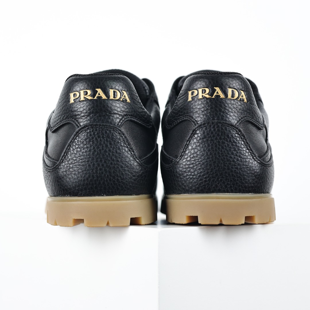 D9 广东原装品质 普拉达Prada Downtown Low Sneakers 闹市区系列低帮系带百搭休闲运动小白板鞋“皮革黑白熊猫三角标”