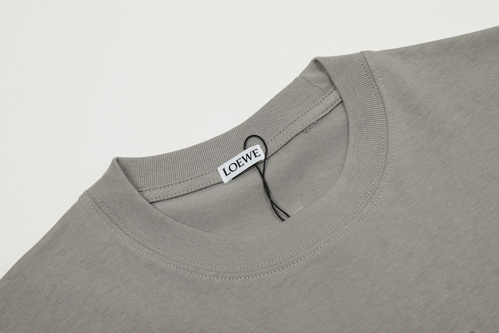 Loewe/罗意威 24SS 暗纹同色刺绣短袖