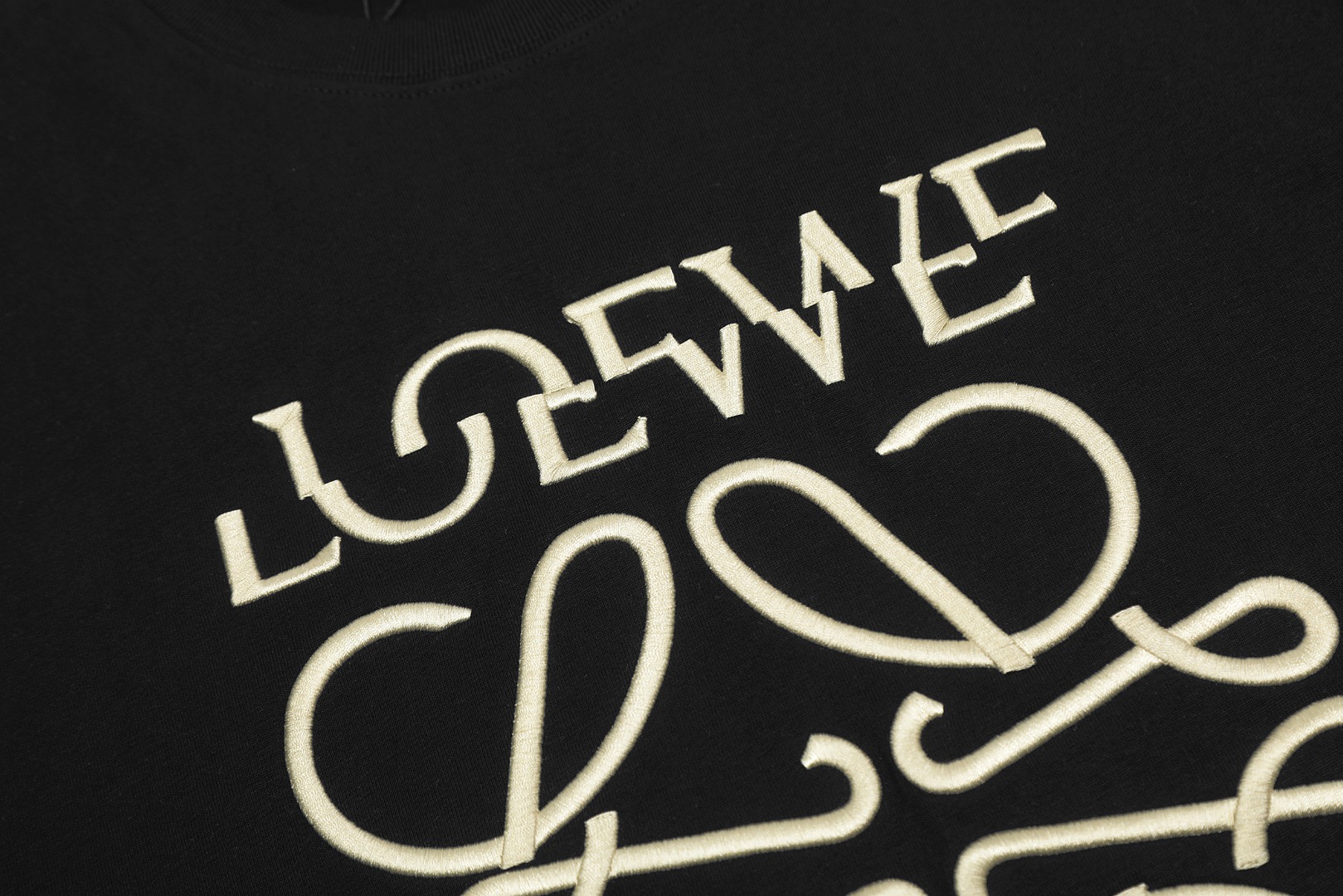 Loewe/罗意威24SS金丝错位刺绣LOGO短袖-Chinese UA Cheap High Quatity Brand Clothes Bags handbags Sneakers wholesale wholesaler seller from China Factory suppliers Fashion Clothing Shoes best Quality Beautiful Price Loewe/罗意威24SS金丝错位刺绣LOGO短袖