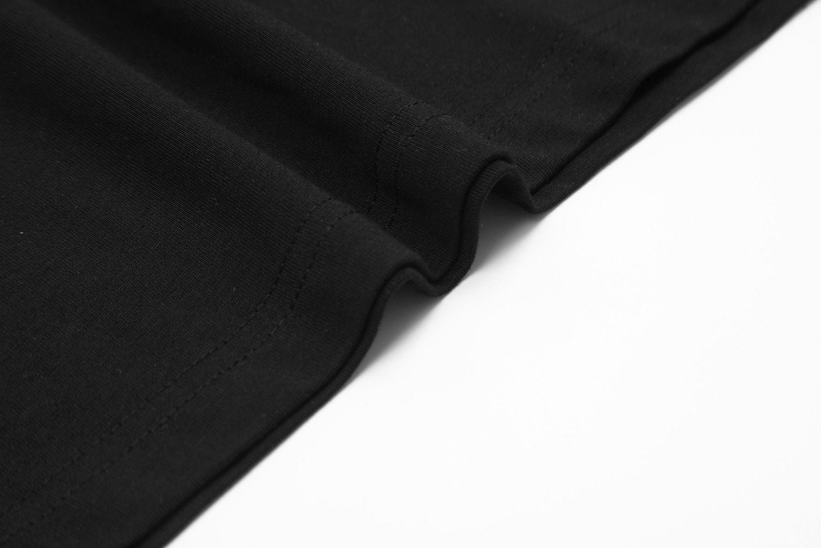 Loewe/罗意威24SS金丝错位刺绣LOGO短袖-Chinese UA Cheap High Quatity Brand Clothes Bags handbags Sneakers wholesale wholesaler seller from China Factory suppliers Fashion Clothing Shoes best Quality Beautiful Price Loewe/罗意威24SS金丝错位刺绣LOGO短袖