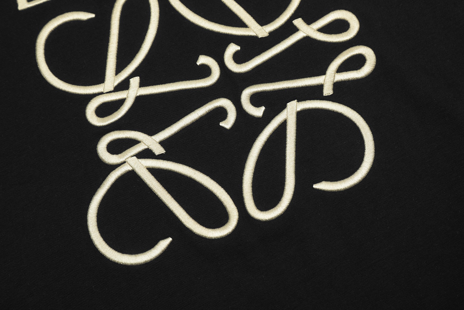 Loewe/罗意威24SS金丝错位刺绣LOGO短袖-Chinese UA Cheap High Quatity Brand Clothes Bags handbags Sneakers wholesale wholesaler seller from China Factory suppliers Fashion Clothing Shoes best Quality Beautiful Price Loewe/罗意威24SS金丝错位刺绣LOGO短袖