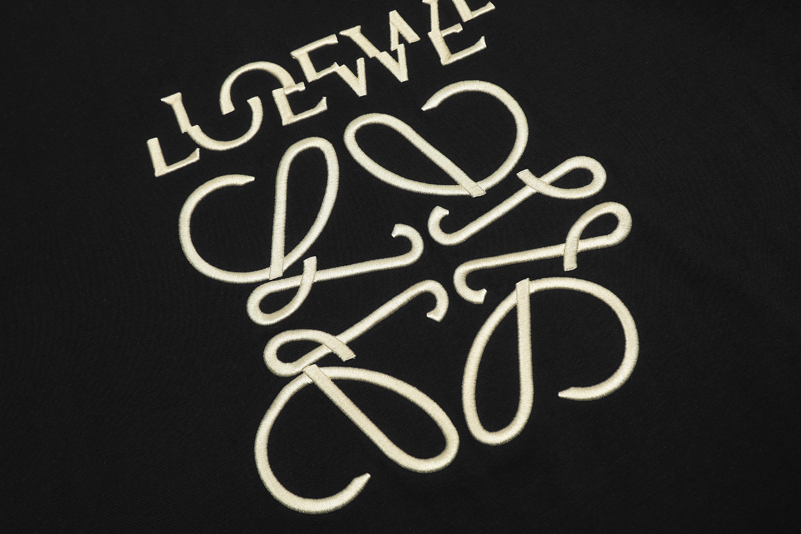 Loewe/罗意威24SS金丝错位刺绣LOGO短袖-Chinese UA Cheap High Quatity Brand Clothes Bags handbags Sneakers wholesale wholesaler seller from China Factory suppliers Fashion Clothing Shoes best Quality Beautiful Price Loewe/罗意威24SS金丝错位刺绣LOGO短袖