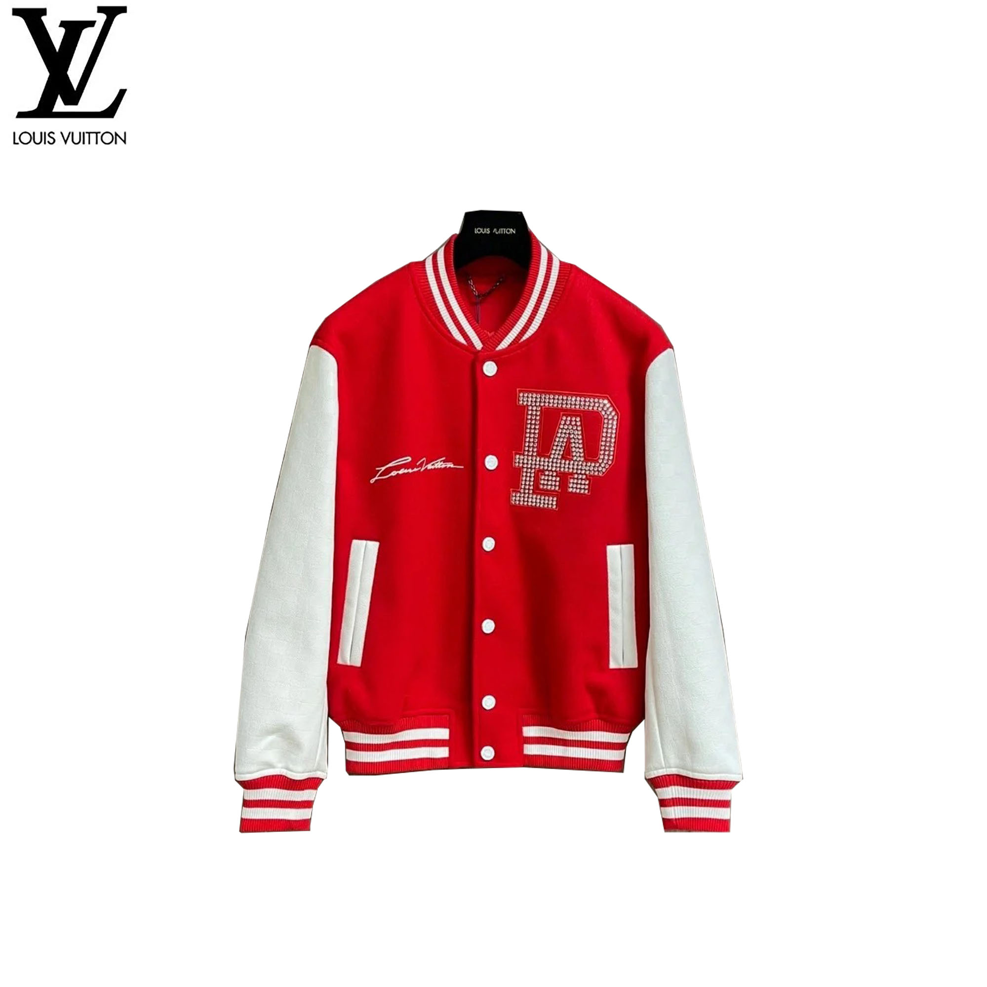 本地自取：💰360

LOUIS VUITTON/路易威登 2024经典烫砖炮珠工艺棒球服外套


- Louis Vuitton法国路威酩轩集团-LVMH旗下品牌 著名奢侈品箱包和皮具品牌 百余年的传奇经典 全球时尚旅行艺术的精致象征 印有“LV”标志这一独特图案的交织字母帆布包 伴随着丰富的传奇色彩和雅典的设计而成为时尚之经典 延续至今 不论后来延伸出来的皮件 丝巾或手表 笔 甚至服装 都是以崇尚精致 品质 舒适的“旅行哲学” 作为设计的出发基础 

- 高克重面料手感细腻柔软 白敬亭同款700g龙凤尼搭配荔枝纹棋盘格设计手袖 一比一重工五金配件


 - 原版主唛水洗吊牌包装 细节完美 要对版的来 要low货的请直接绕道 完美还原 顶级出货 


Size: M L XL XL