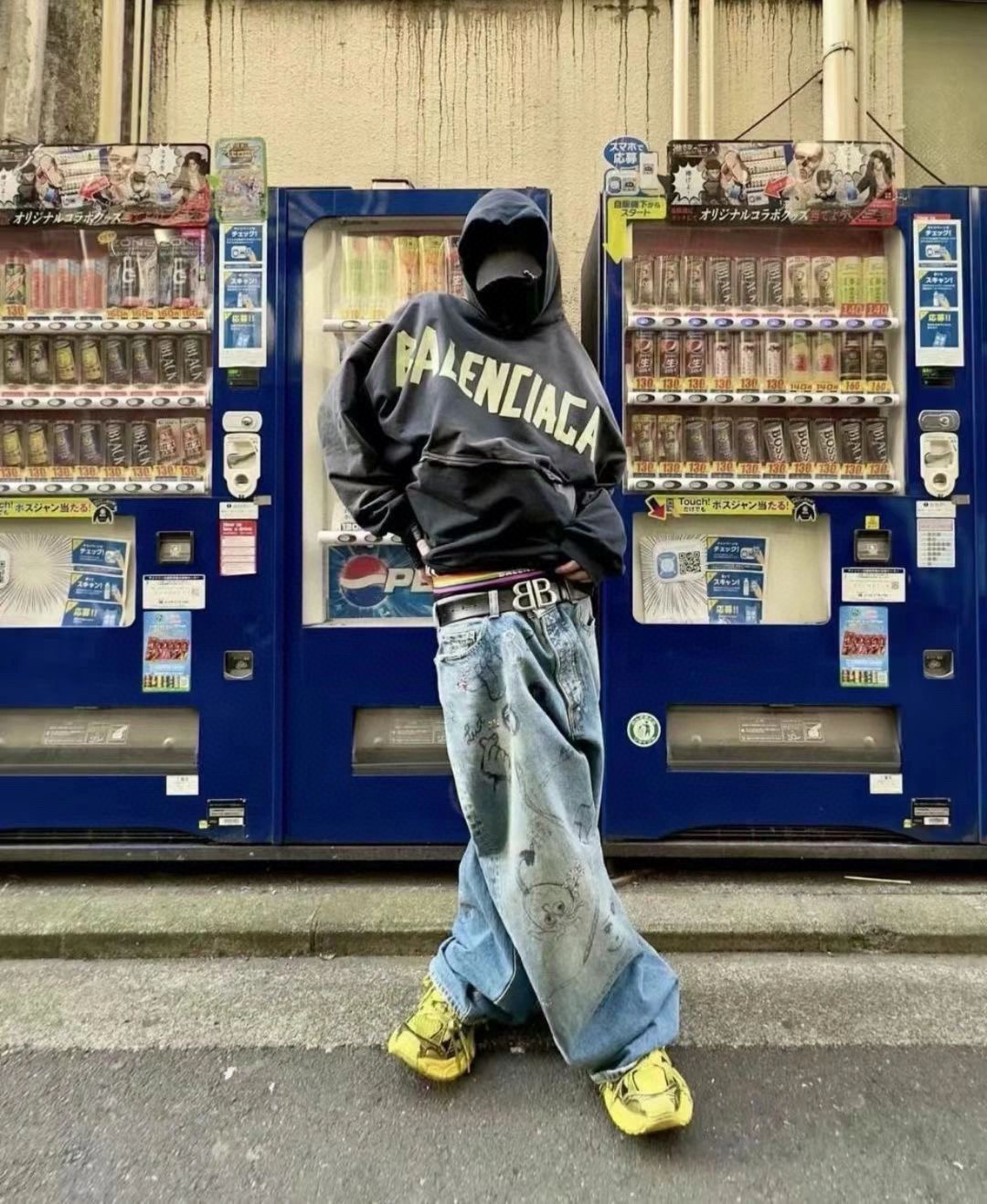 Balenciaga/巴黎世家 23Fw 美纹纸胶带水洗破坏连帽卫衣 模特图#