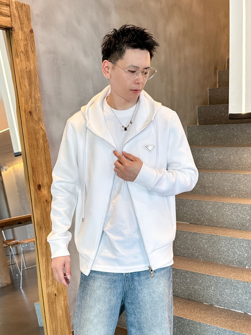 NO:566721,Prada's latest popular hooded jacket in autumn and winter. The fabric is made of high-count and high-density double-ply air-layer long-staple cotton. It feels super comfortable. The logo is made of imported environmentally friendly materials. Super beautiful M-3XL,, prada, jackets & coats, hats, alexander wang19860909普拉达 秋冬最新爆款连帽外套 面料精选高支高密双股空气层长绒棉 手感超级舒服 logo精选全进口环保材质 超级漂亮M-3XL,,prada,jackets & coats,hats,alexander wang,Men's clothing