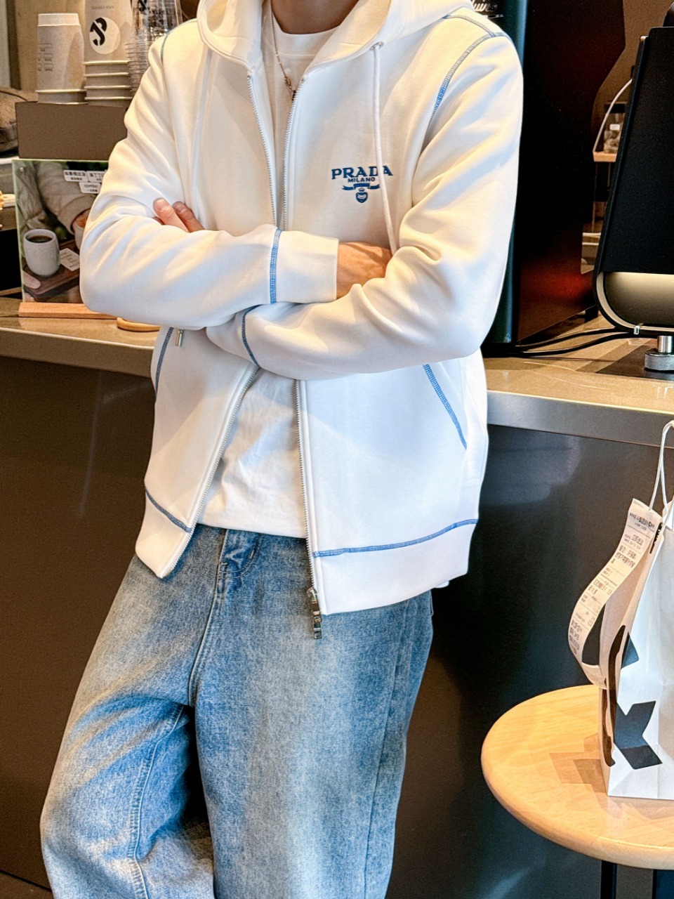 NO:566718,Prada's latest popular sweatshirt jacket in autumn and winter. The fabric is made of high-count and high-density double-ply air-layer long-staple cotton. It feels super comfortable. The logo is made of imported environmentally friendly materials. Super beautiful M-3XL, prada, hoodie, sweatshirts, jackets & coats, alexander wang19860909普拉达 秋冬最新爆款卫衣外套 面料精选高支高密双股空气层长绒棉 手感超级舒服 logo精选全进口环保材质 超级漂亮M-3XL,,prada,hoodie,sweatshirts,jackets & coats,alexander wang,Men's clothing