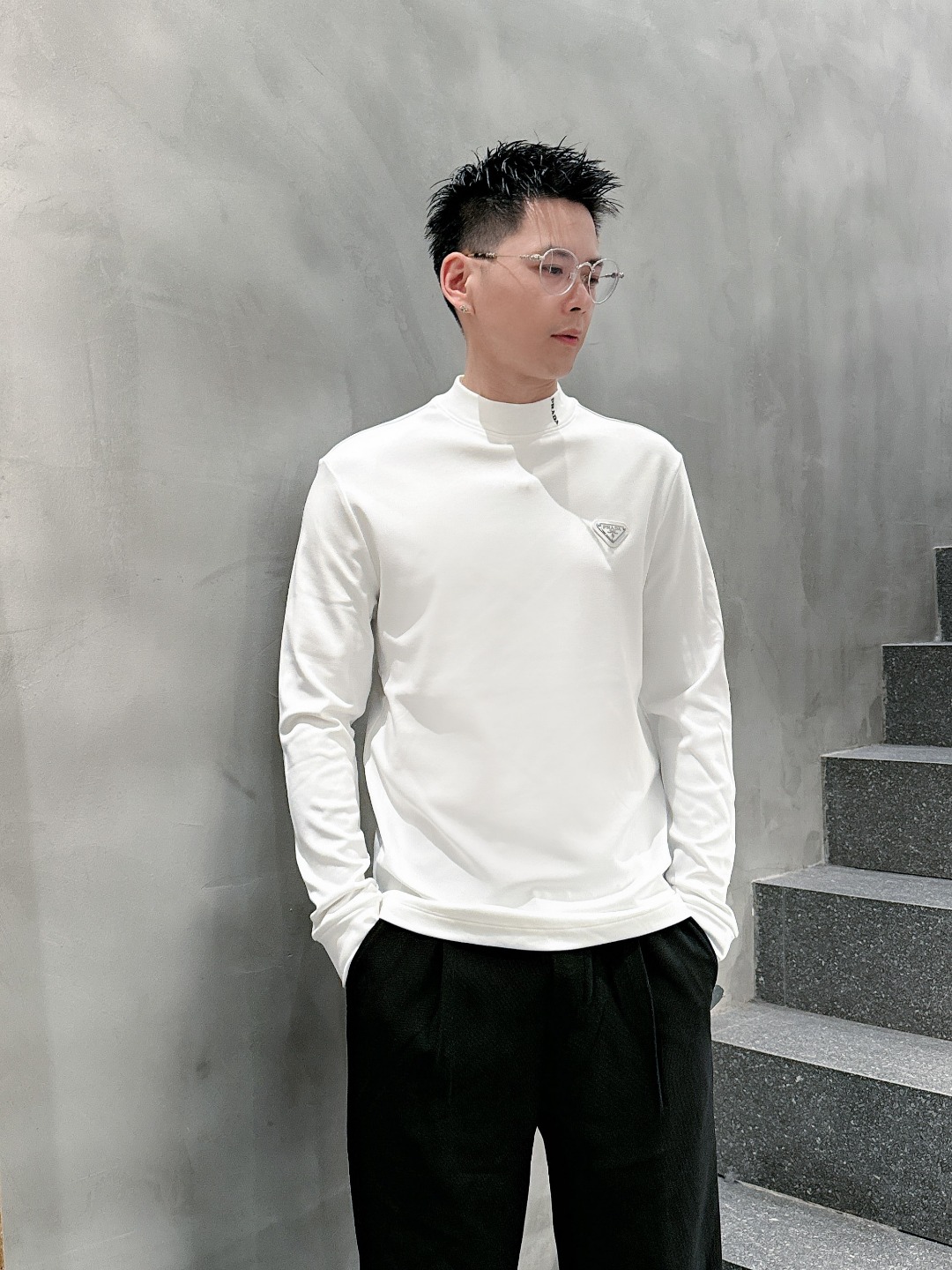 NO:531312,Prada 2025 autumn and winter counter new style, fashionable and casual base shirt, long-sleeved T-shirt, selected imported high-density double-sided cotton fabric, exquisite original logo, excellent comfort and breathability, excellent soft, wrinkle-resistant elasticity and drooping. Whether worn alone or in the inner wear, it is very handsome, which conforms to the practical dressing habits of men, pursues luxury, noble and elegant style, and creates extraordinary men's taste. The visual effect is very good, the grade is extremely high, simple and fashionable, and a must-have choice for casual business!  S-XXL, prada,tees, t-shirt,alexander wang19860909普拉达 2025秋冬专柜新款 时尚休闲打底衫长袖T恤,精选进口高密度双面拉架棉面料,精致原版logo打造,舒适性与透气性兼优,柔软抗皱弹性和垂性极佳,无论是单穿或是内搭都是帅气十足,吻合了男性实用穿衣习惯,追求奢华高贵优雅风范,打造不凡男士品味,视觉效果非常赞,档次极高,简约时尚,休闲商务必备之选！ 码数S-XXL,,prada,tees，t-shirt,alexander wang,Men's clothing