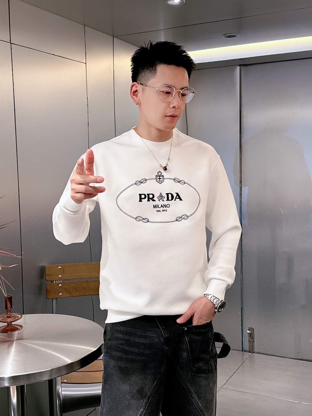 NO:503706,Prada 2025 autumn and winter new letter logo space cotton sweatshirt T-shirt channel quality!  Urban series products, created with full luxury letter logo elements, high-end temperament and top style, a single item with a very tone and charm!  Original custom imported double-sided water-soluble cotton fabric, comfortable to touch, embroidered letter design effect is quite exquisite, fashionable, classic and versatile!  Color black white Size M—XXXL, prada, hoodie, sweatshirts,tees,t-shirt,alexander wang19860909普拉达 2025秋冬新款字母logo太空棉卫衣T恤 渠道精品！都市系列产物,奢华程度满分的字母logo元素打造,高端气质型必入的极品款式,一款极具腔调感与魅力的单品！ 原版定制进口双面水溶棉面料,手感舒适,刺绣字母设计效果相当精致,时尚经典百搭！ 颜色黑色 白色 尺码M—XXXL,,prada,hoodie,sweatshirts,tees，t-shirt,alexander wang,Men's clothing