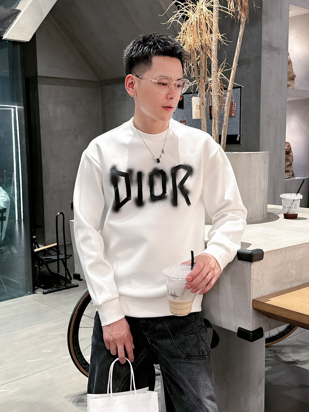 NO:503714,Dior 2025 autumn and winter new letter logo space cotton sweatshirt T-shirt channel quality!  Urban series products, created with full luxury letter logo elements, high-end temperament and top style, a single item with a very tone and charm!  Original custom imported double-sided water-soluble cotton fabric, comfortable to touch, embroidered letter design effect is quite exquisite, fashionable, classic and versatile!  Size M—XXXL,dior,hoodie,sweatshirts,tees,t-shirt,alexander wang19860909迪奥 2025秋冬新款字母logo太空棉卫衣T恤 渠道精品！都市系列产物,奢华程度满分的字母logo元素打造,高端气质型必入的极品款式,一款极具腔调感与魅力的单品！ 原版定制进口双面水溶棉面料,手感舒适,刺绣字母设计效果相当精致,时尚经典百搭！ 尺码M—XXXL,,dior,hoodie,sweatshirts,tees，t-shirt,alexander wang,Men's clothing