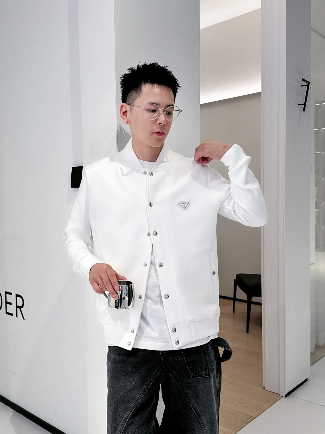 NO:566726,Prada's latest popular stand-collar jacket in autumn and winter. The fabric is selected from high-count and high-density double-ply air layer long-staple cotton. It feels super comfortable. The logo is selected from all imported environmentally friendly materials. Super beautiful M-3XL,,prada,jackets & coats,alexander wang19860909普拉达 秋冬最新爆款立领外套 面料精选高支高密双股空气层长绒棉 手感超级舒服 logo精选全进口环保材质 超级漂亮M-3XL,,prada,jackets & coats,alexander wang,Men's clothing