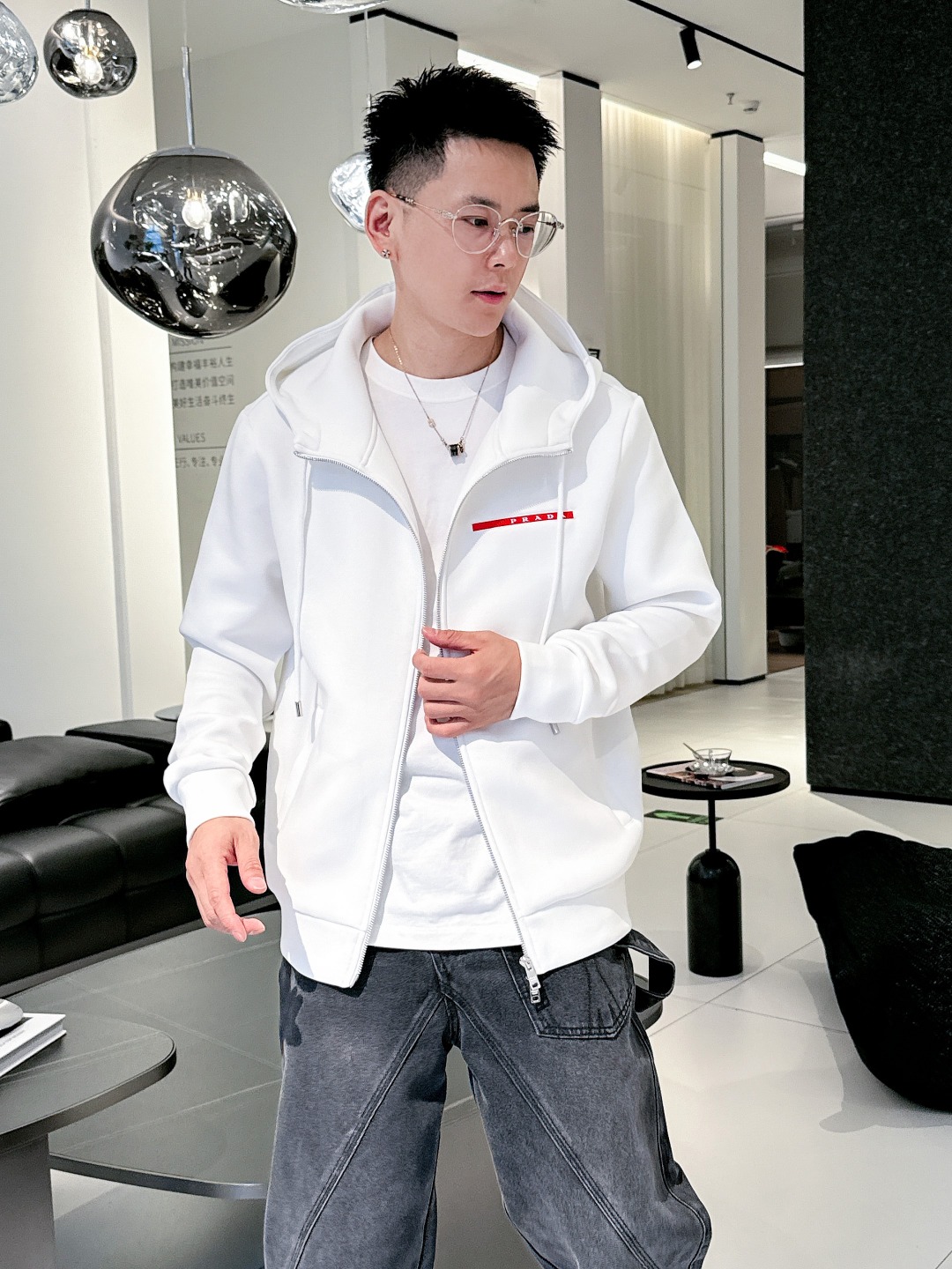 NO:566731,Prada's latest popular hooded jacket in autumn and winter. The fabric is made of high-count and high-density double-ply air-layer long-staple cotton. It feels super comfortable. The logo is made of imported environmentally friendly materials. Super beautiful M-3XL,, prada, jackets & coats, hats, alexander wang19860909普拉达 秋冬最新爆款连帽外套 面料精选高支高密双股空气层长绒棉 手感超级舒服 logo精选全进口环保材质 超级漂亮M-3XL,,prada,jackets & coats,hats,alexander wang,Men's clothing