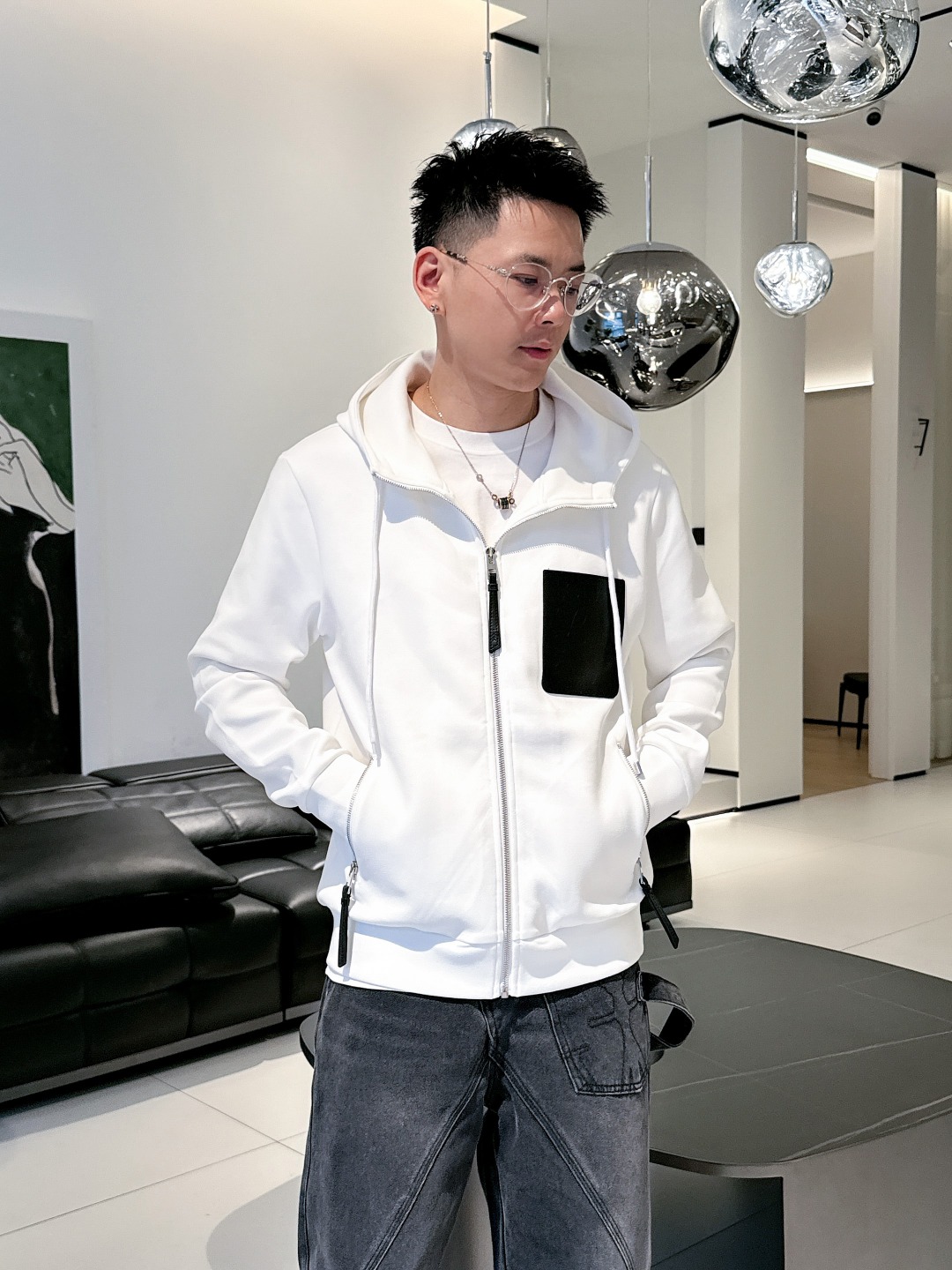 NO:566705,Loewe's latest popular hooded jacket for autumn and winter. The fabric is selected from high count and high density double-strand air layer long-staple cotton. It feels super comfortable. The logo is selected from all imported environmentally friendly materials. Super beautiful M-3XL,,loewe,jackets & coats,hats,alexander wang19860909罗意威 秋冬最新爆款连帽外套 面料精选高支高密双股空气层长绒棉 手感超级舒服 logo精选全进口环保材质 超级漂亮M-3XL,,loewe,jackets & coats,hats,alexander wang,Men's clothing