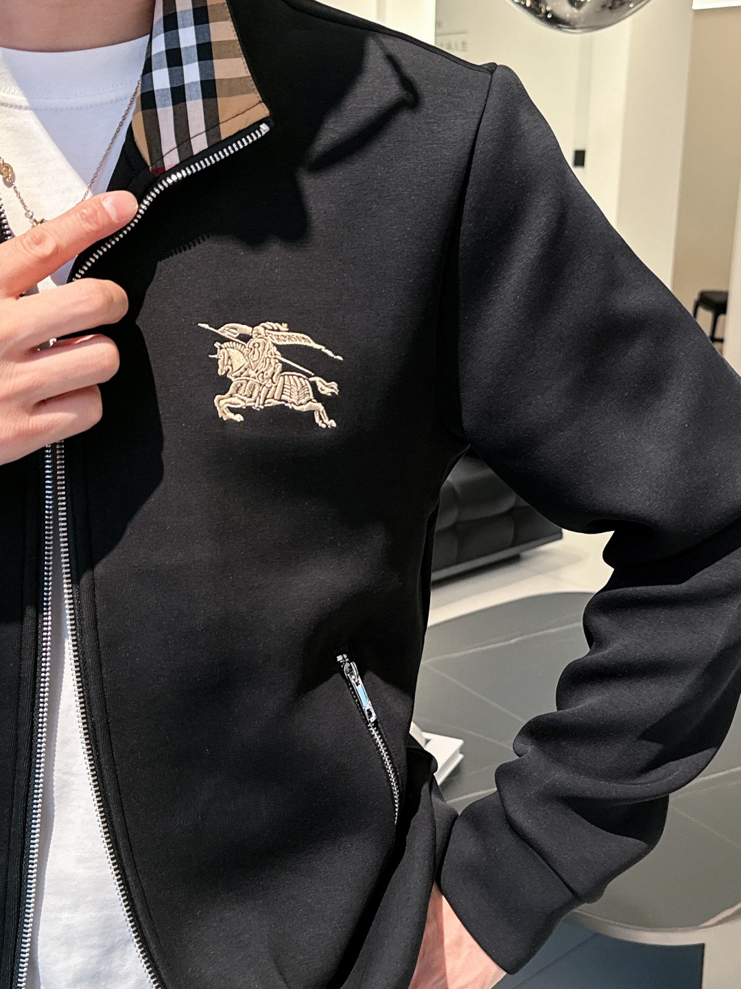 巴宝莉 2025秋冬最新爆款立领外套 面料精选高支高密双股空气层长绒棉 手感超级舒服 logo精选全进口