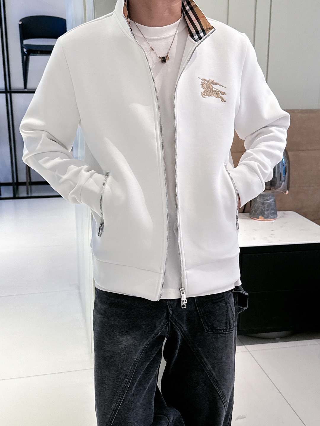 巴宝莉 2025秋冬最新爆款立领外套 面料精选高支高密双股空气层长绒棉 手感超级舒服 logo精选全进口