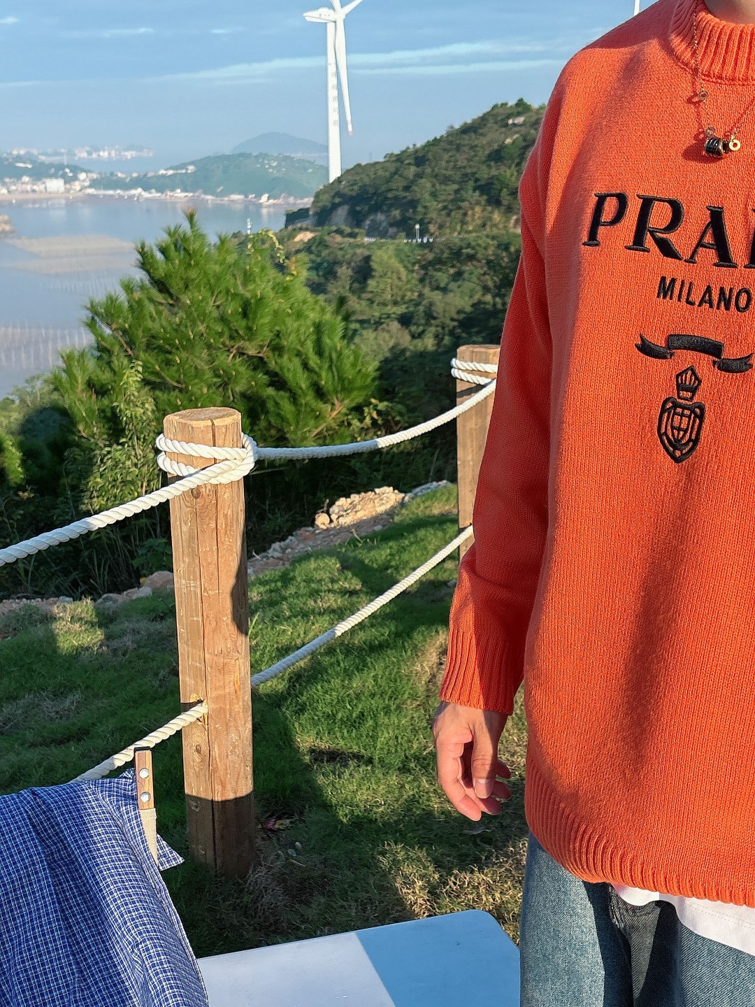 普拉达 毛衣 2025秋冬最新系列，专柜1:1顶级复刻，全品相！加厚款，潮人必备单品！懂货的老铁赶紧下手