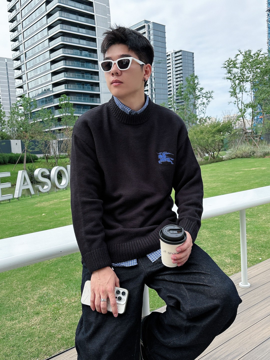 NO:566755,Burberry's exclusive new fashionable casual sweater is imported from the original technical fabric, which is soft and comfortable, the upper body is comfortable and breathable, skin-friendly and non-irritating, and has a unique mix and match design style. Whether worn alone or matched, it is a versatile item that highlights the personality of young people. It is extremely high-grade and has a handsome upper body!  Size: M-3XL,,burberry,sweaters,alexander wang19860909巴宝莉独家专供新品时尚休闲毛衣 进口原版科技面料,柔软舒适,上身舒适透气,亲肤不扎人,独特混搭设计风格,无论是单穿还是搭配,都是百搭单品,彰显了年轻人的个性,档次极高,上身帅气十足！码数:M-3XL,,burberry,sweaters,alexander wang,Men's clothing