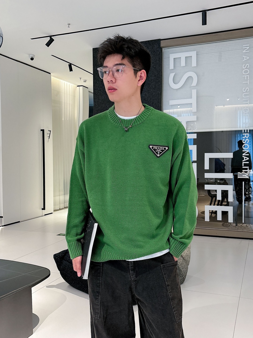 普拉达💥独家专供新品时尚休闲毛衣 进口原版科技面料，柔软舒适，上身舒适透气，亲肤不扎人，独特混搭设计风格